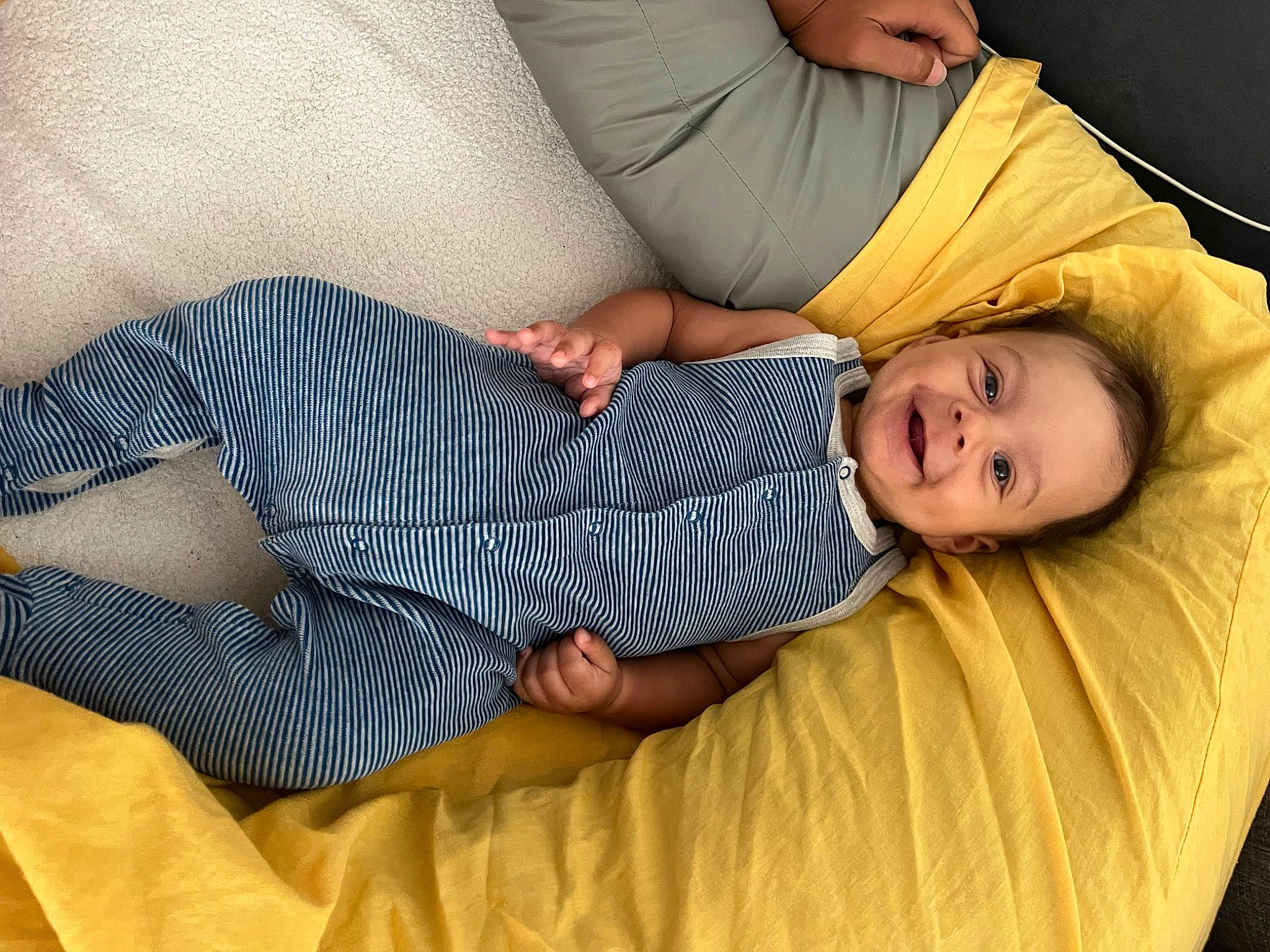 Layan a rejoint le concours — aidez-le/la à gagner de superbes lots ! baby, baby_products, baby_toddler_clothing, child, comfort, couch, elbow, human_leg, joy, knee, lap, linens, pattern, person, room, sitting, skin, sleeve, smile, sock