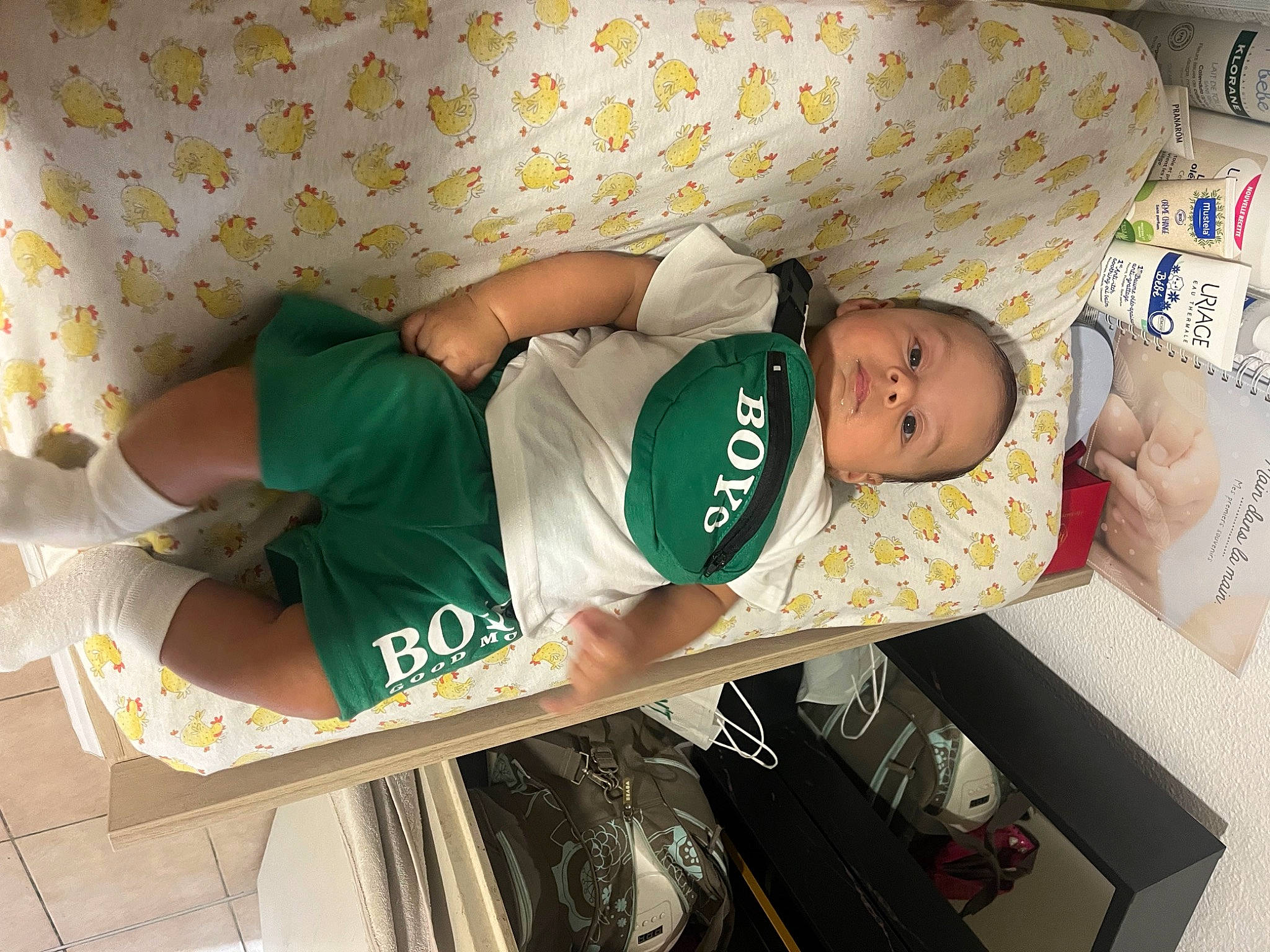 Layan participe au concours pour gagner de l'argent avec cette photo : baby, baby_products, baby_safety, baby_toddler_clothing, child, comfort, elbow, hat, headgear, human_leg, nap, person, room, shorts, sleep, t_shirt, thigh, toddler, walking_shoe