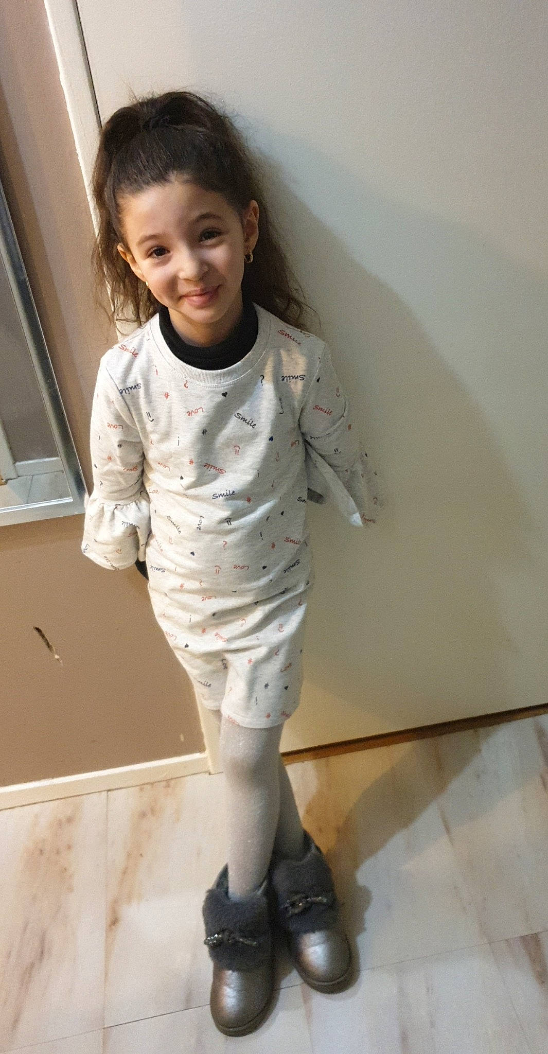 Ines a rejoint le concours — aidez-le/la à gagner de superbes lots ! child, clothing, joy, leg, outerwear, person, sleeve, smile, standing, t_shirt, toddler