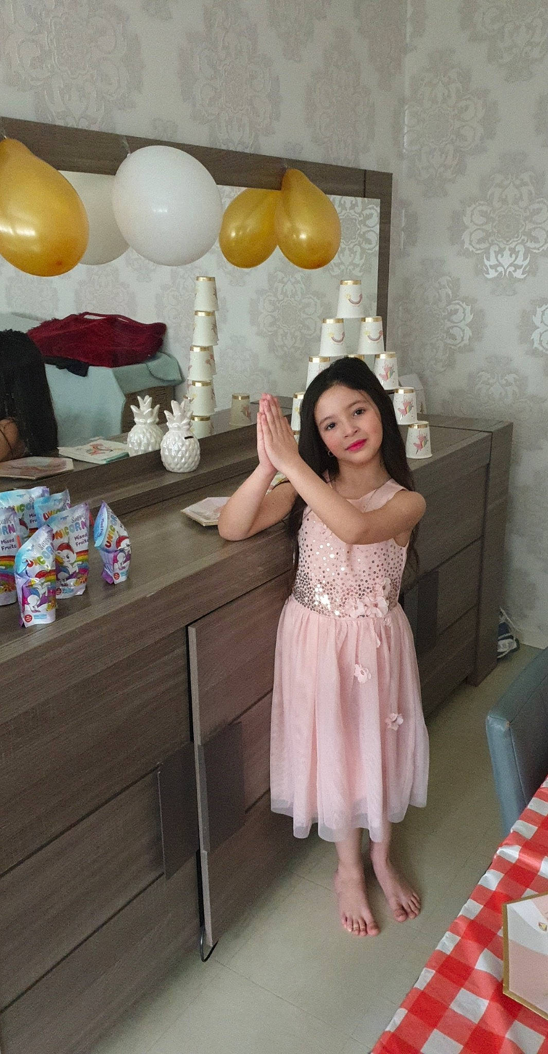 Ines a rejoint le concours — aidez-le/la à gagner de superbes lots ! balloon, child, cocktail_dress, dress, joy, party, party_supply, peach, person, pink, room