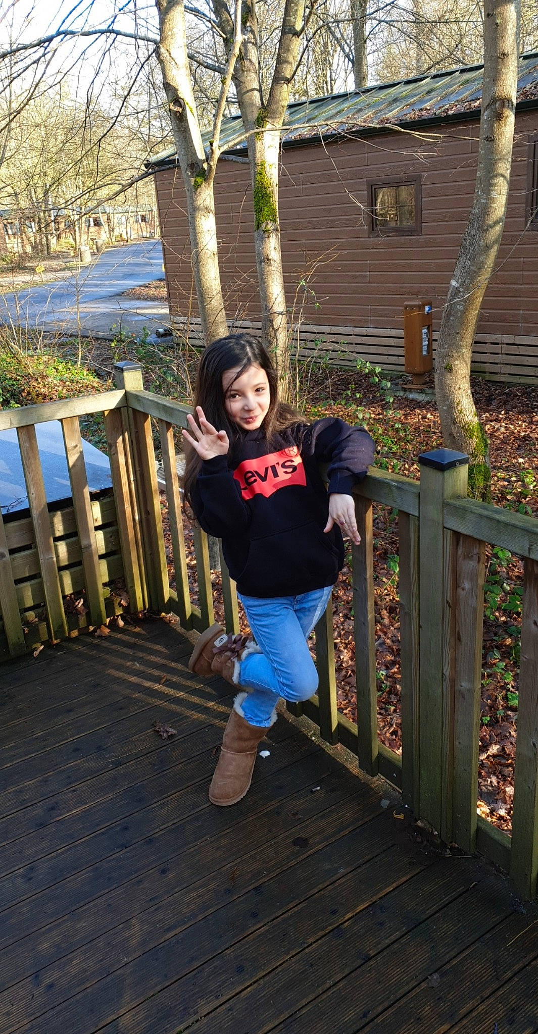 Ines a rejoint le concours — aidez-le/la à gagner de superbes lots ! happy, jeans, joy, leg, person, photography, smile, standing, t_shirt, tree