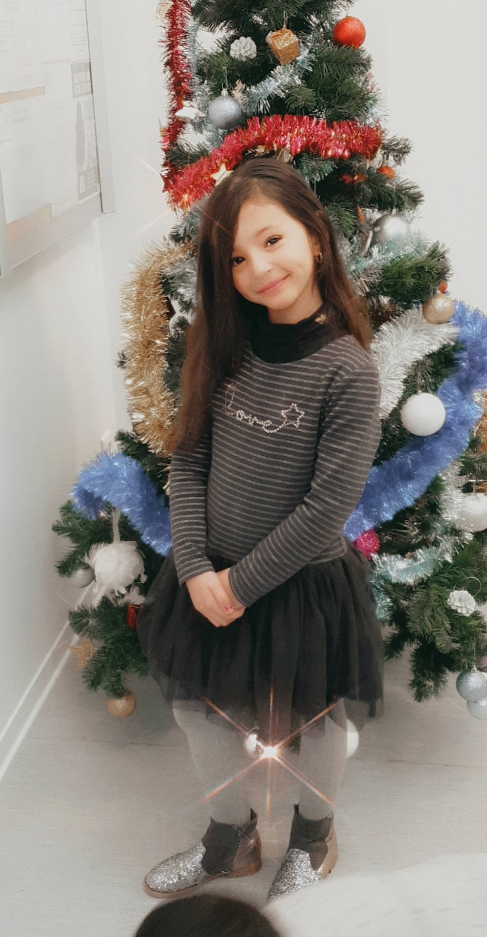 Ines a rejoint le concours — aidez-le/la à gagner de superbes lots ! child, child_model, christmas, christmas_decoration, christmas_eve, christmas_tree, clothing, costume, fur, holiday, interior_design, joint, joy, leggings, long_hair, outerwear, person, shoulder, sleeve, tights