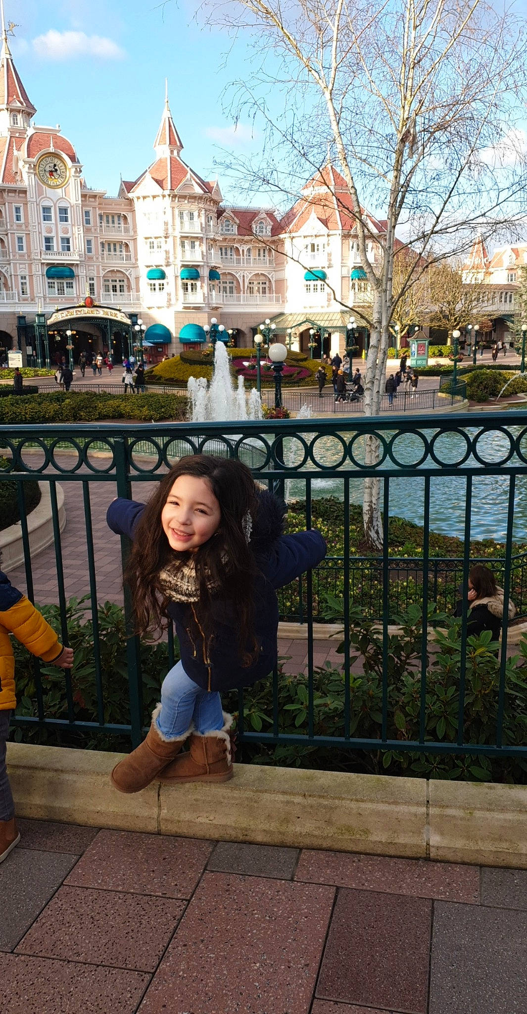 Ines participe au concours pour gagner de l'argent avec cette photo : building, city, joy, leg, metal, person, photography, snapshot, tourism, travel, tree, vacation