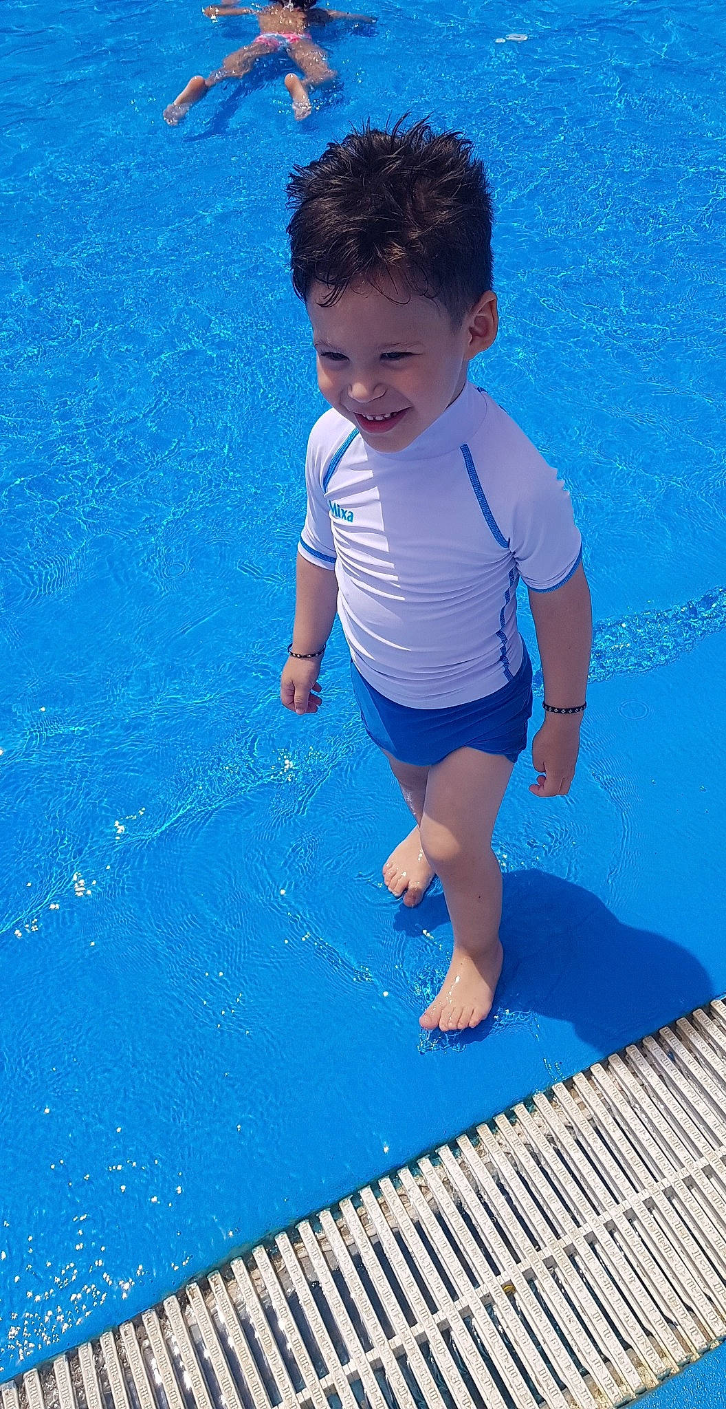 Moussa participe au concours pour gagner de l'argent avec cette photo : azure, baby, blue, child, fun, games, joy, leisure, person, play, product, recreation, smile, summer, swimming_pool, toddler, vacation, water