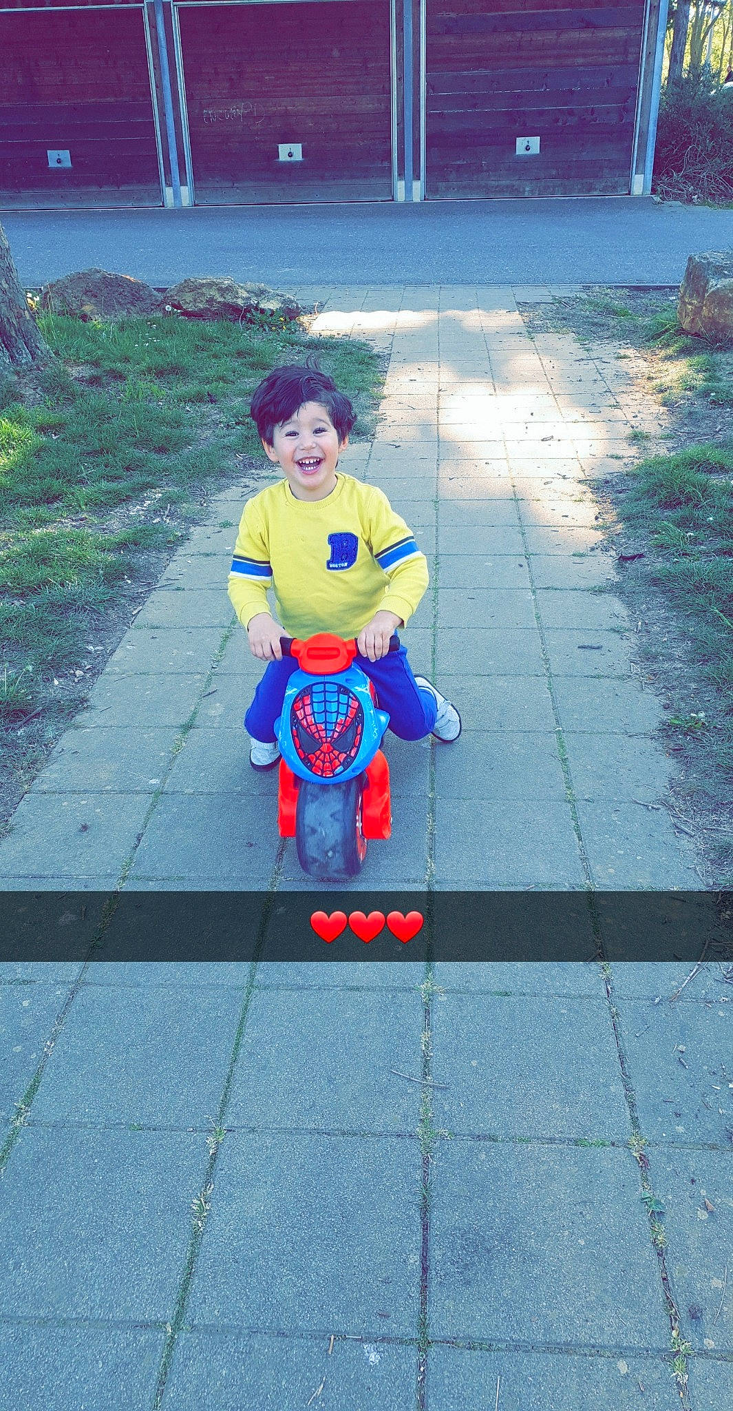 Moussa a rejoint le concours — aidez-le/la à gagner de superbes lots ! asphalt, child, costume, fictional_character, fun, joy, person, toddler, vacation