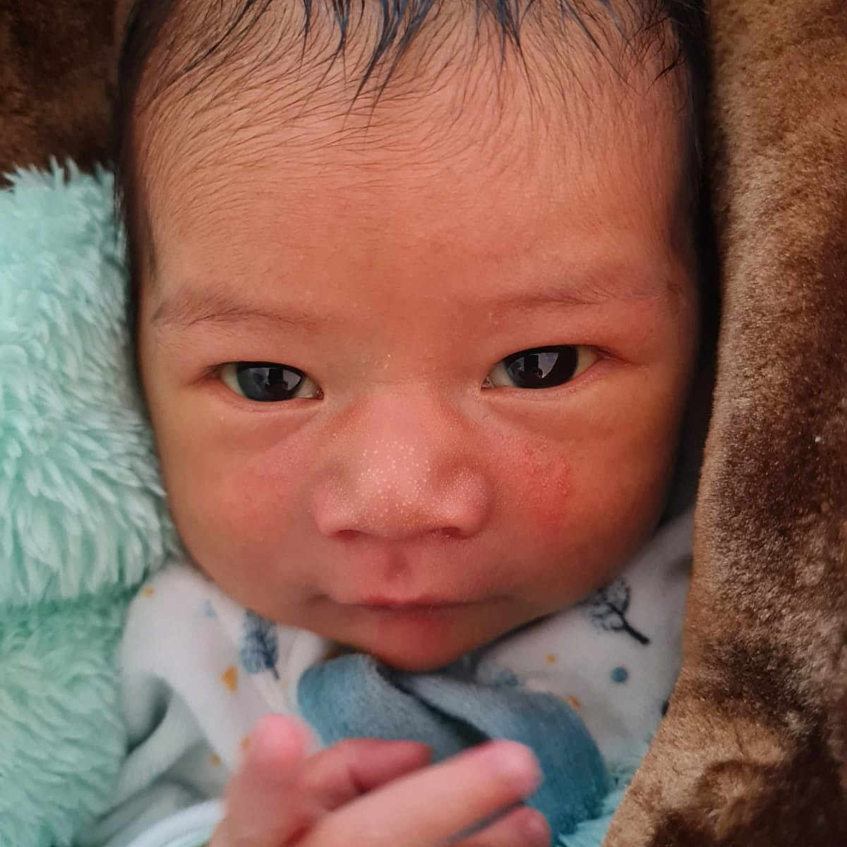 Rayan participe au concours pour gagner de l'argent avec cette photo : baby, baby_toddler_clothing, cheek, chin, ear, eye, eyebrow, eyelash, face, finger, forehead, gesture, hand, head, iris, lip, mouth, nose, skin, textile