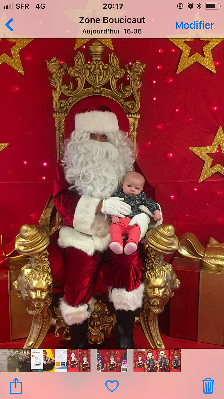 Loulou a rejoint le concours — aidez-le/la à gagner de superbes lots ! baby, beard, brass, christmas, christmas_decoration, christmas_eve, costume_accessory, costume_hat, facial_hair, fictional_character, fur, holiday, interior_design, lap, ornament, person, santa_claus, toy, tradition