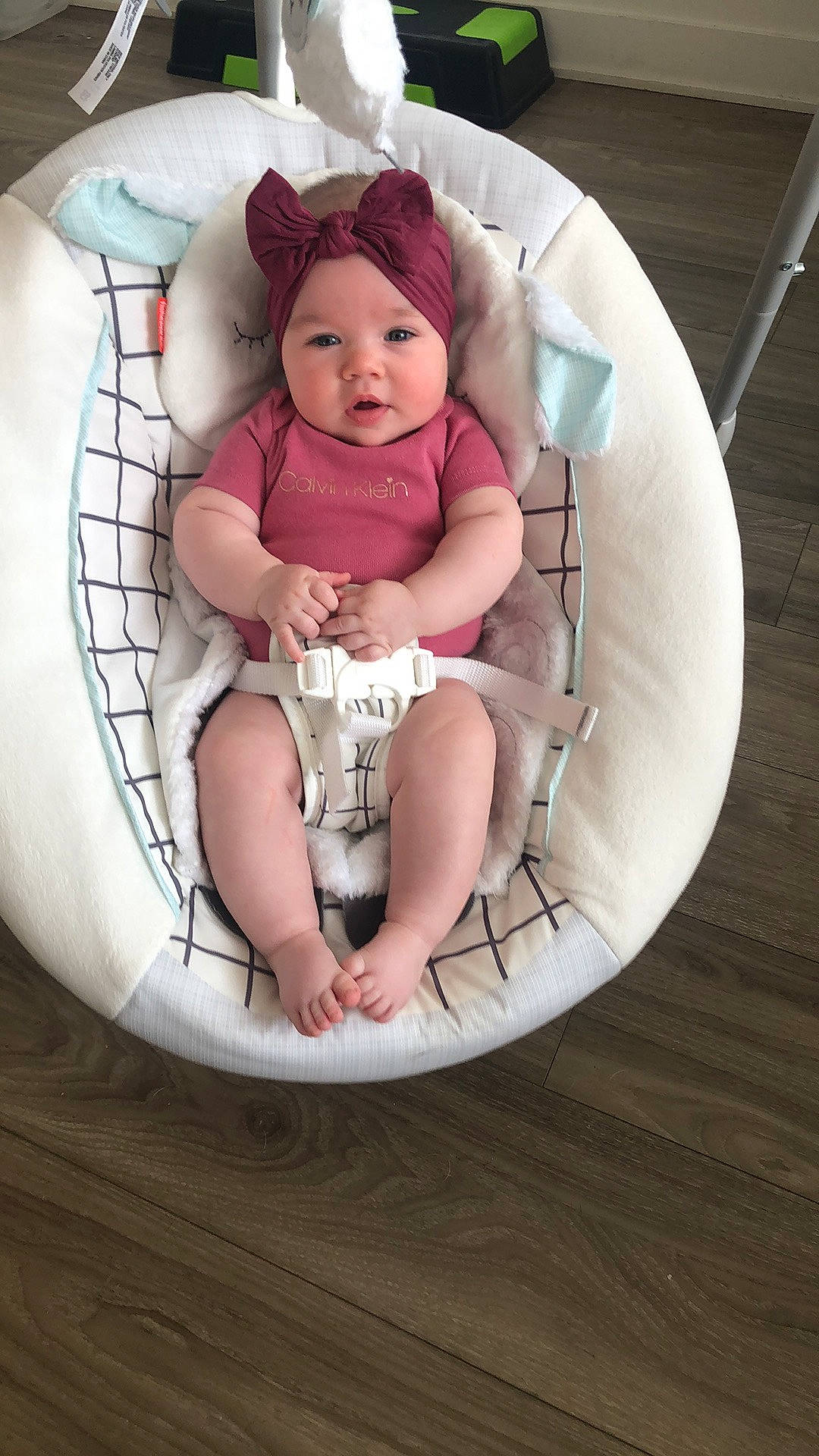 Louanne a rejoint le concours — aidez-le/la à gagner de superbes lots ! baby, baby_products, baby_toddler_clothing, chair, child, circle, comfort, eye, happy, headwear, linens, mouth, pattern, person, picture_frame, sitting, smile, sock, sweetness, thigh