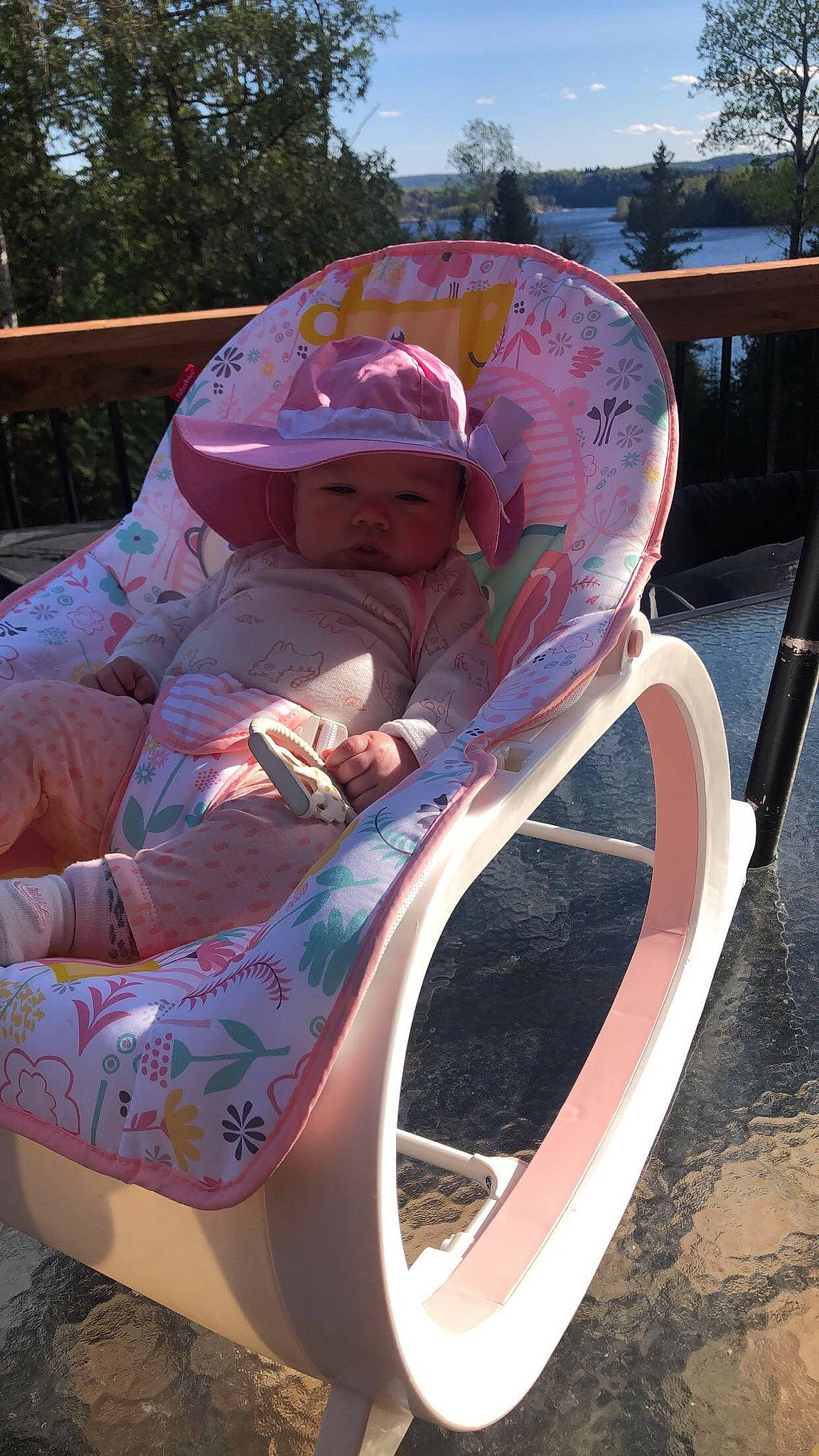 Louanne participe au concours pour gagner de l'argent avec cette photo : art, automotive_tire, carmine, city, comfort, eyewear, fun, grass, hat, headwear, lap, leisure, magenta, paint, person, pink, recreation, sitting, sky, synthetic_rubber