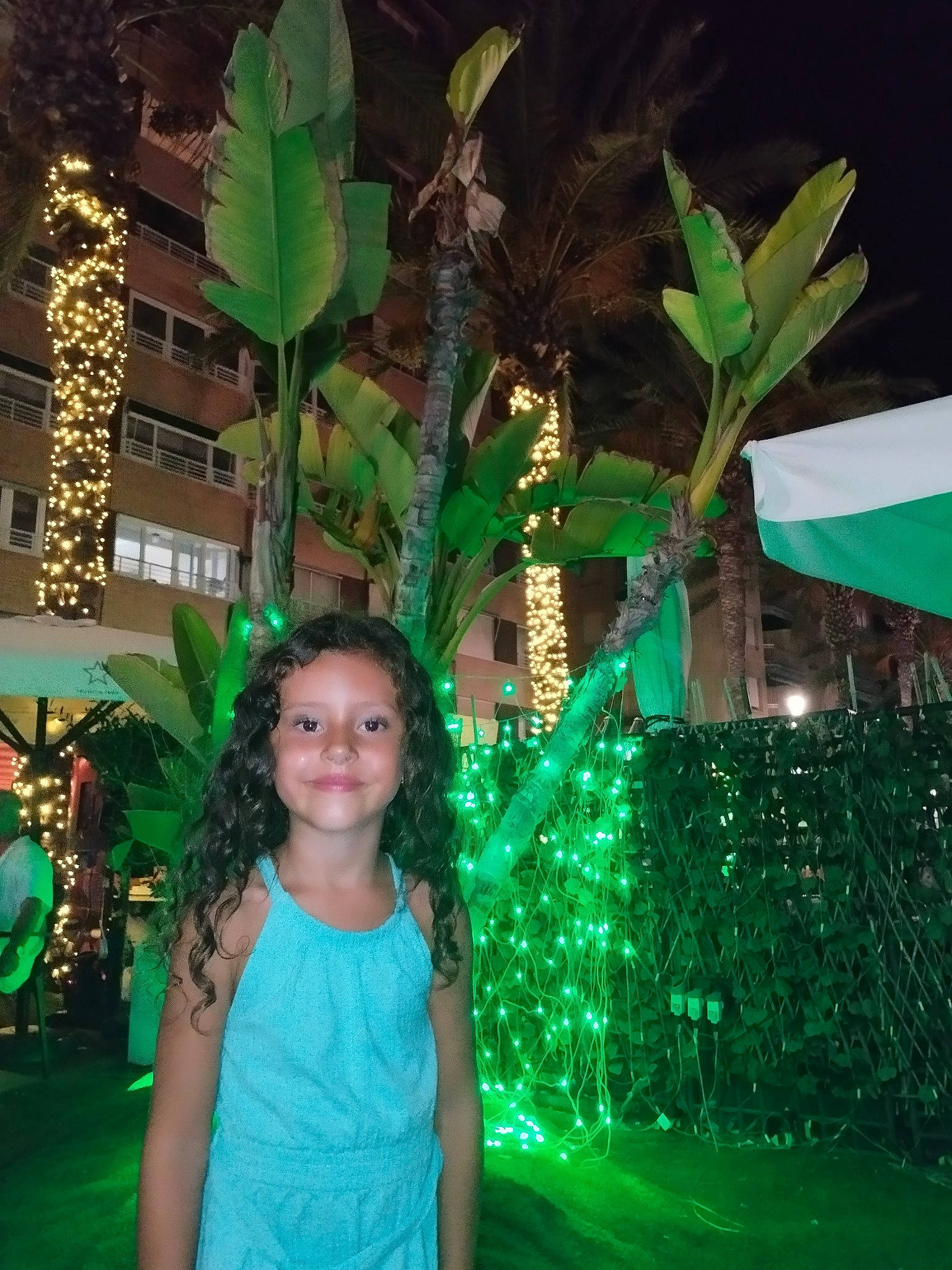 Lina a rejoint le concours — aidez-le/la à gagner de superbes lots ! adaptation, arecales, banana_leaf, botany, event, fun, green, happy, joy, leaf, leisure, nature, organism, people_in_nature, person, plant, smile, terrestrial_plant, tree, vegetation