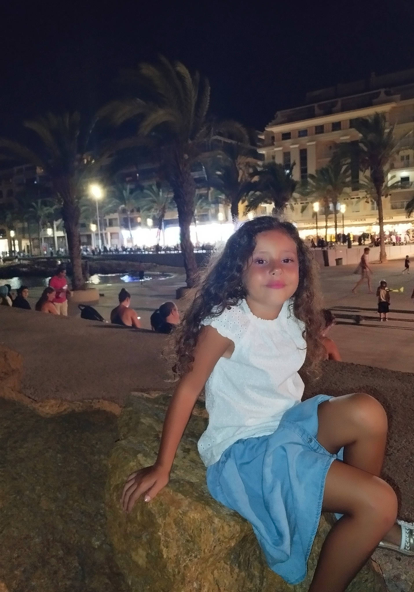 Lina a rejoint le concours — aidez-le/la à gagner de superbes lots ! arecales, beauty, city, dress, flash_photography, fun, grass, happy, human, joy, leaf, leisure, light, midnight, person, plant, public_space, summer, thigh, travel