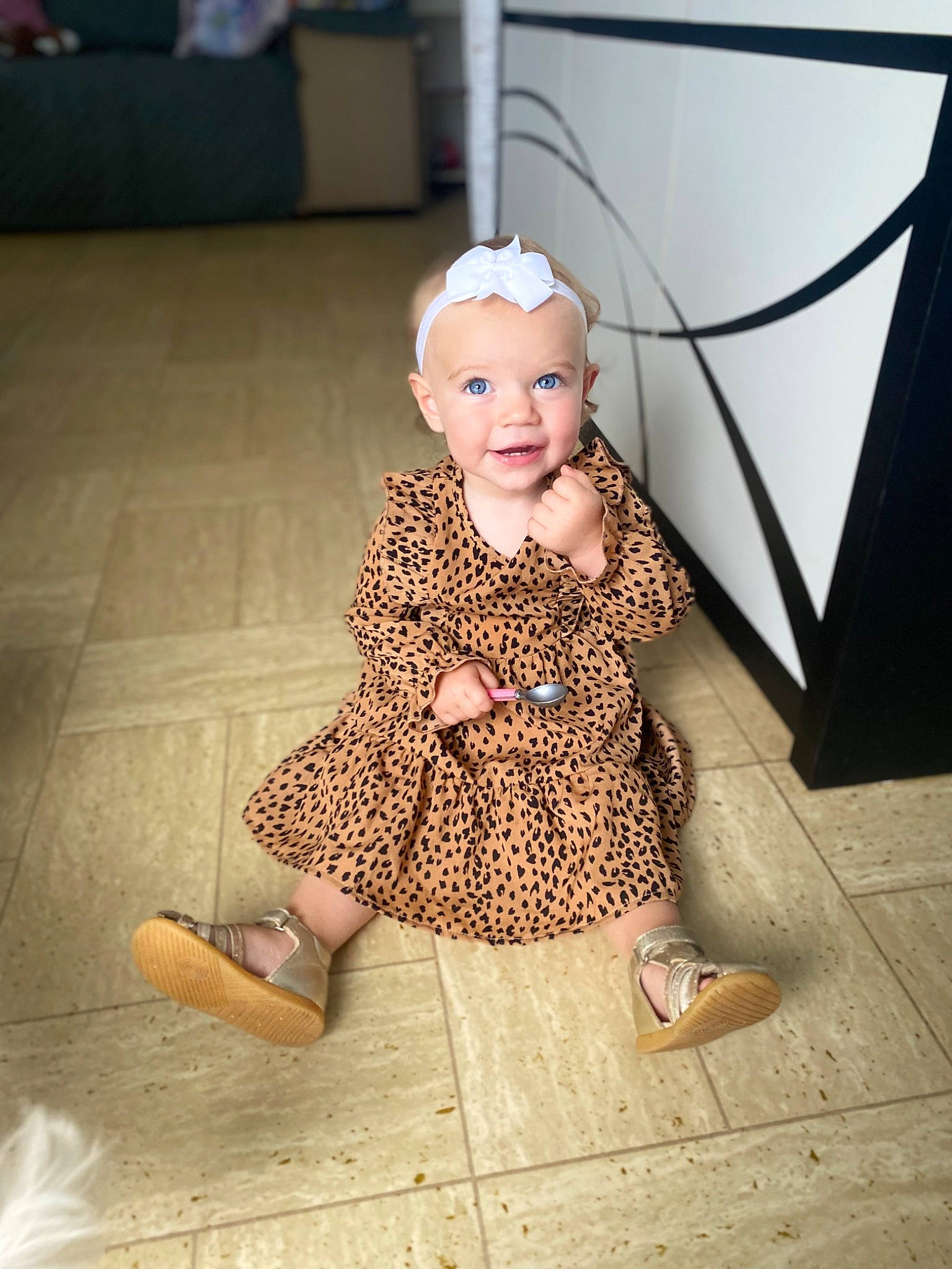 Flora a rejoint le concours — aidez-le/la à gagner de superbes lots ! baby, baby_toddler_clothing, child, dress, fashion_design, flash_photography, floor, flooring, foot, fun, happy, hardwood, human_leg, pattern, person, sitting, skin, sleeve, smile, toddler