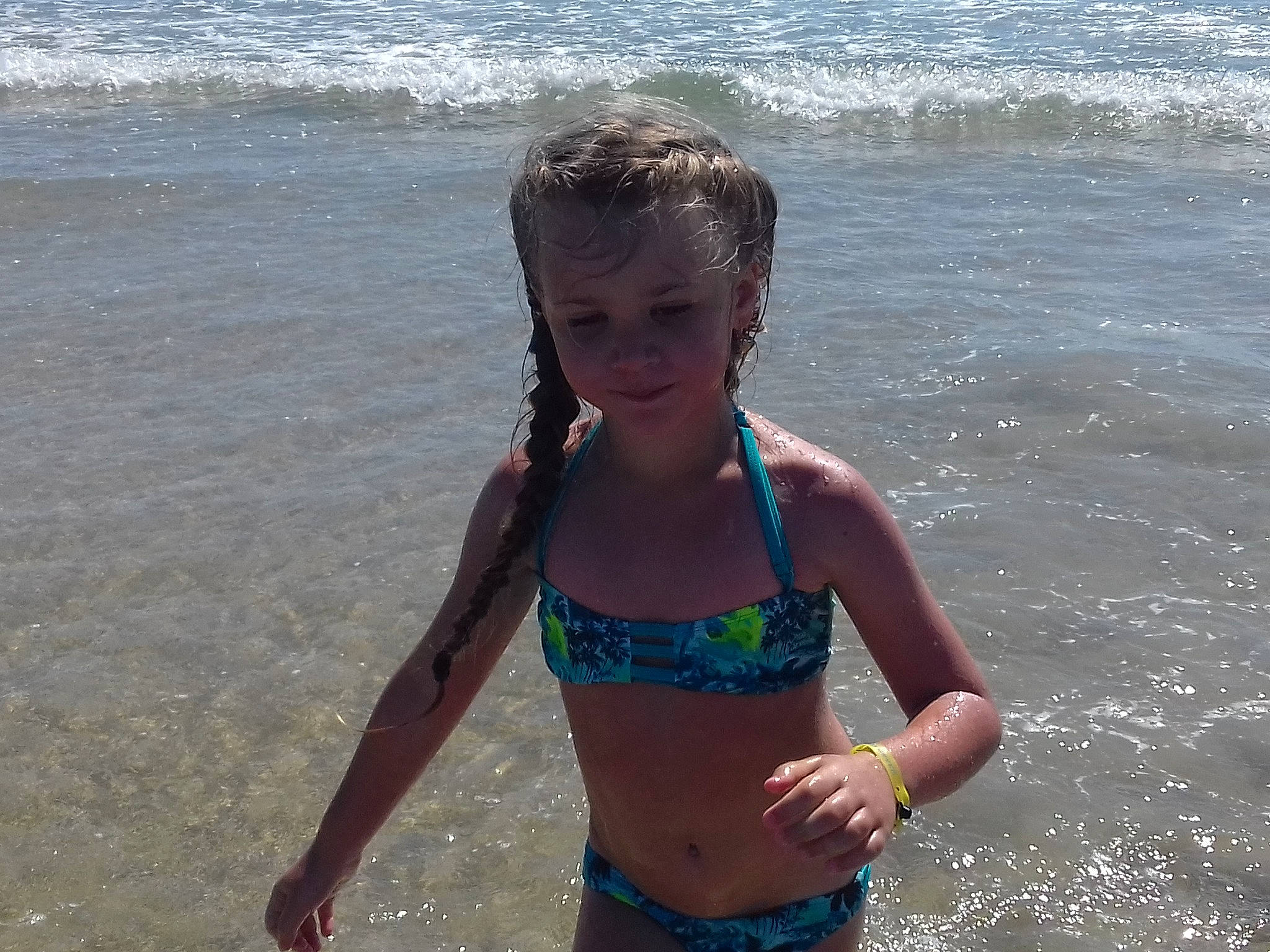 Louna a rejoint le concours — aidez-le/la à gagner de superbes lots ! bathing, beach, body_of_water, brassiere, chest, clothing, fun, happy, leisure, lingerie_top, people_on_beach, person, summer, swimsuit_bottom, swimsuit_top, swimwear, thigh, toddler, undergarment, underpants