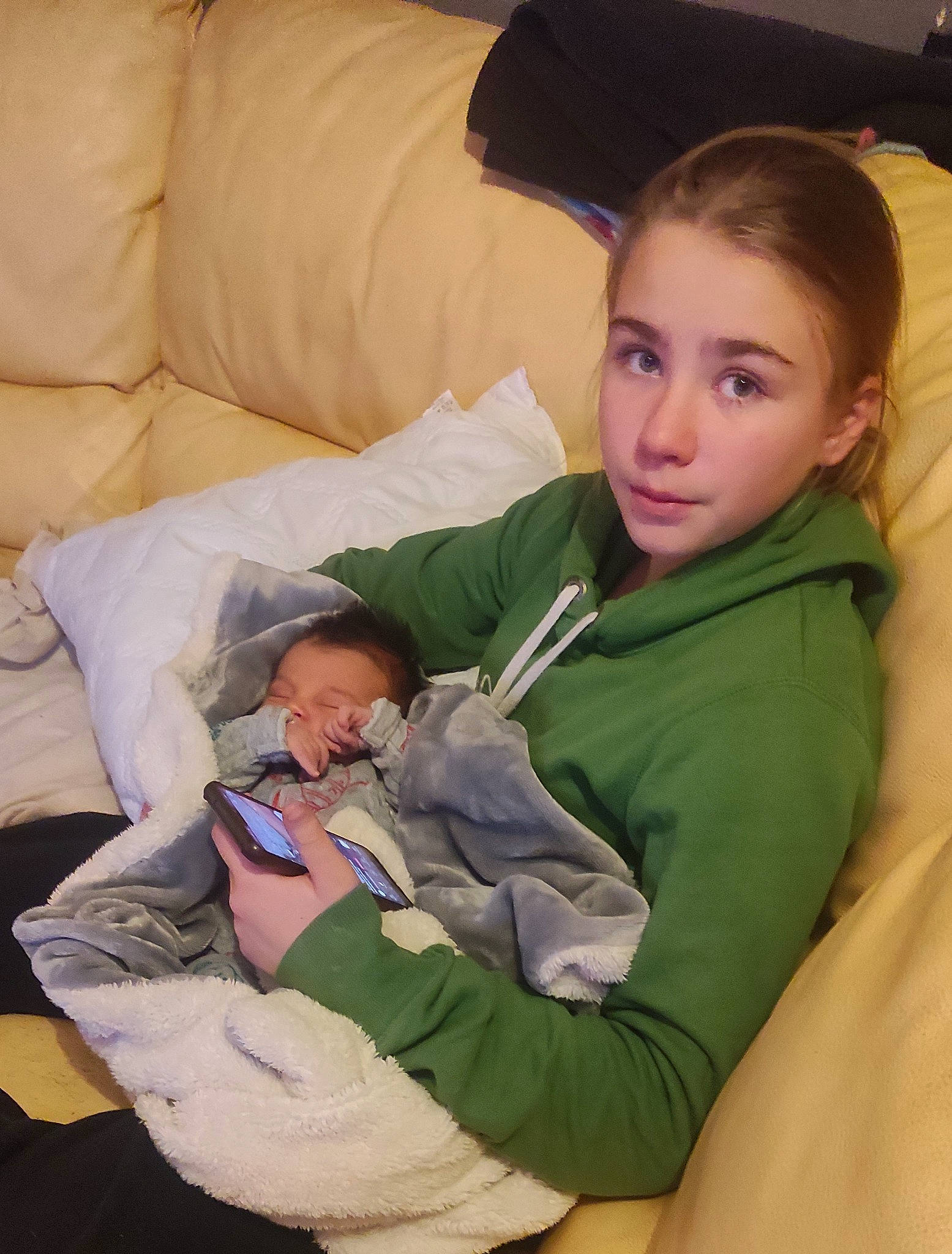 Louna a rejoint le concours — aidez-le/la à gagner de superbes lots ! abdomen, baby, child, comfort, couch, event, fun, happy, lap, person, pillow, room, sharing, sitting, skin, throw_pillow, toddler