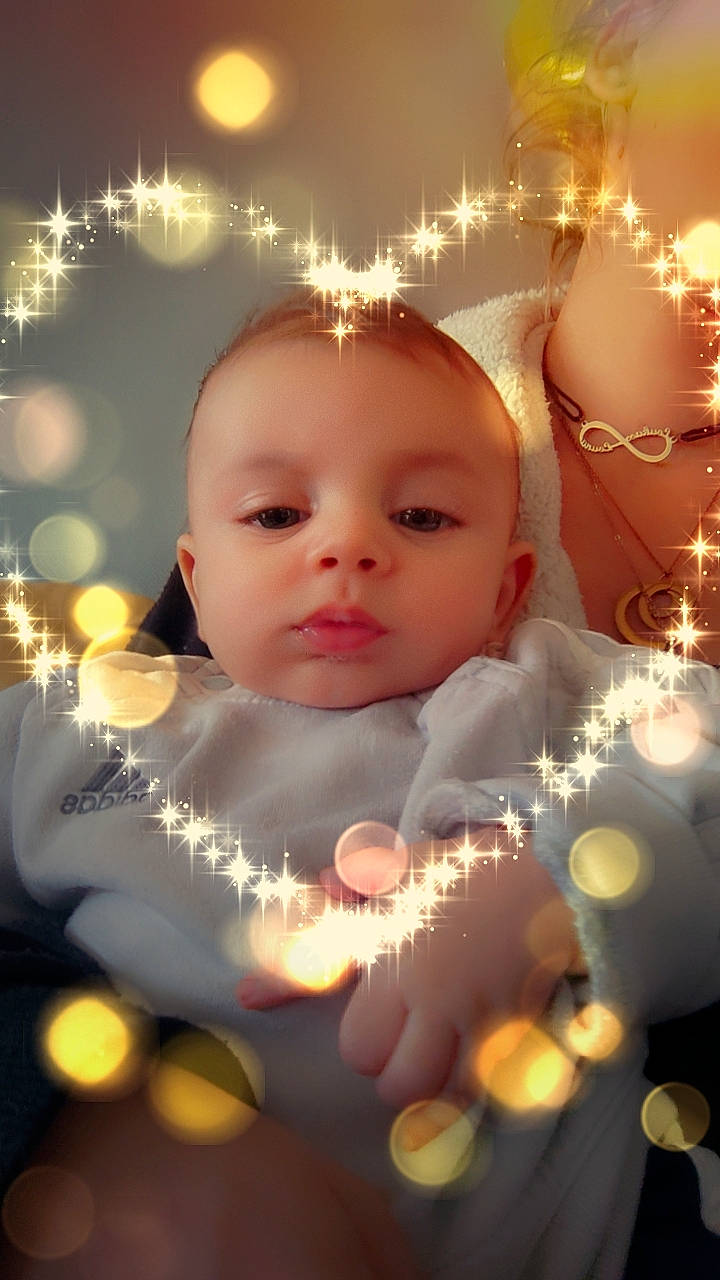 Lyvio participe au concours pour gagner de l'argent avec cette photo : baby, child, christmas, christmas_decoration, christmas_ornament, decoration, event, facial_expression, flash_photography, fun, happy, head, holiday, holiday_ornament, lighting, ornament, people_in_nature, person, toddler, tradition