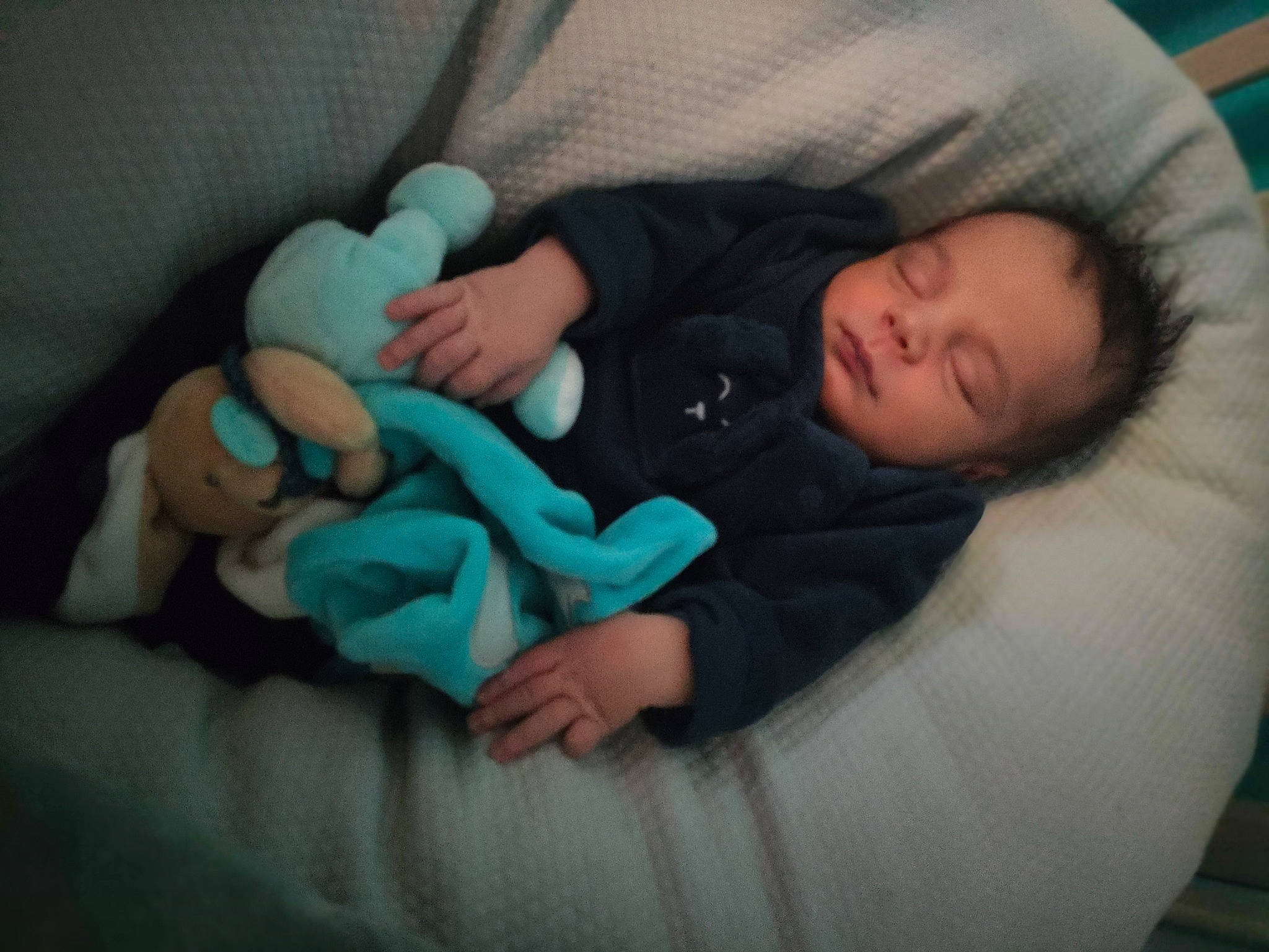 Lyvio participe au concours pour gagner de l'argent avec cette photo : baby, baby_products, baby_sleeping, baby_toddler_clothing, bedtime, cheek, comfort, eye, finger, gesture, head, human_body, leg, linens, mammal, nail, person, skin, textile, thumb