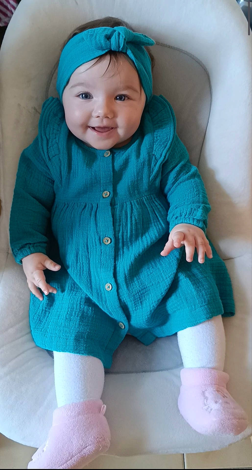 Lùla participe au concours pour gagner de l'argent avec cette photo : baby, clothing, coat, face, happy, hat, head, hood, hosiery, jacket, knitwear, pants, person, photography, portrait, sitting, sleeve, smile, sock, sweater