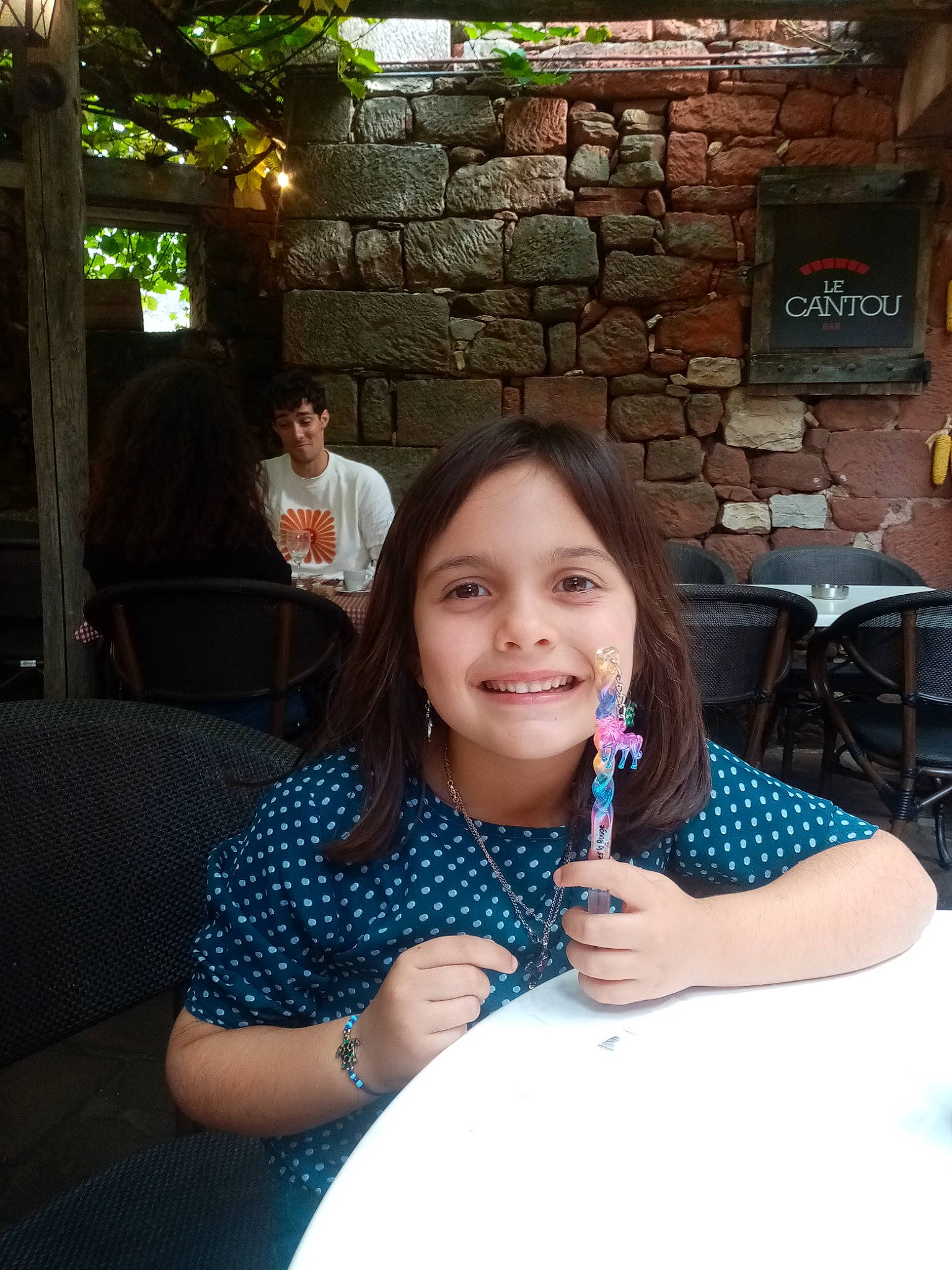 Zoé a rejoint le concours — aidez-le/la à gagner de superbes lots ! brick, brickwork, chair, drinking, event, fun, hand, happy, jewellery, joy, leisure, necklace, party, people, person, recreation, sitting, smile, tableware, travel