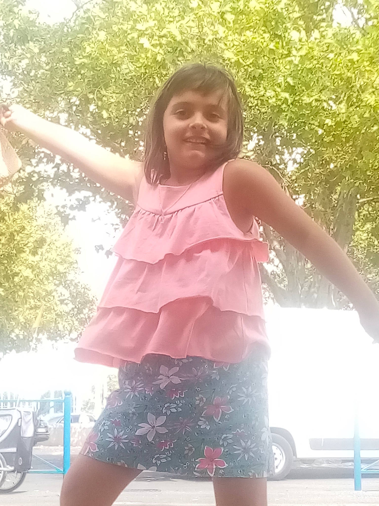 Zoé participe au concours pour gagner de l'argent avec cette photo : car, finger, gesture, hairstyle, happy, joy, leisure, long_hair, person, photograph, pink, shoulder, smile, summer, sunlight, thigh, tints_and_shades, tire, tree, trunk