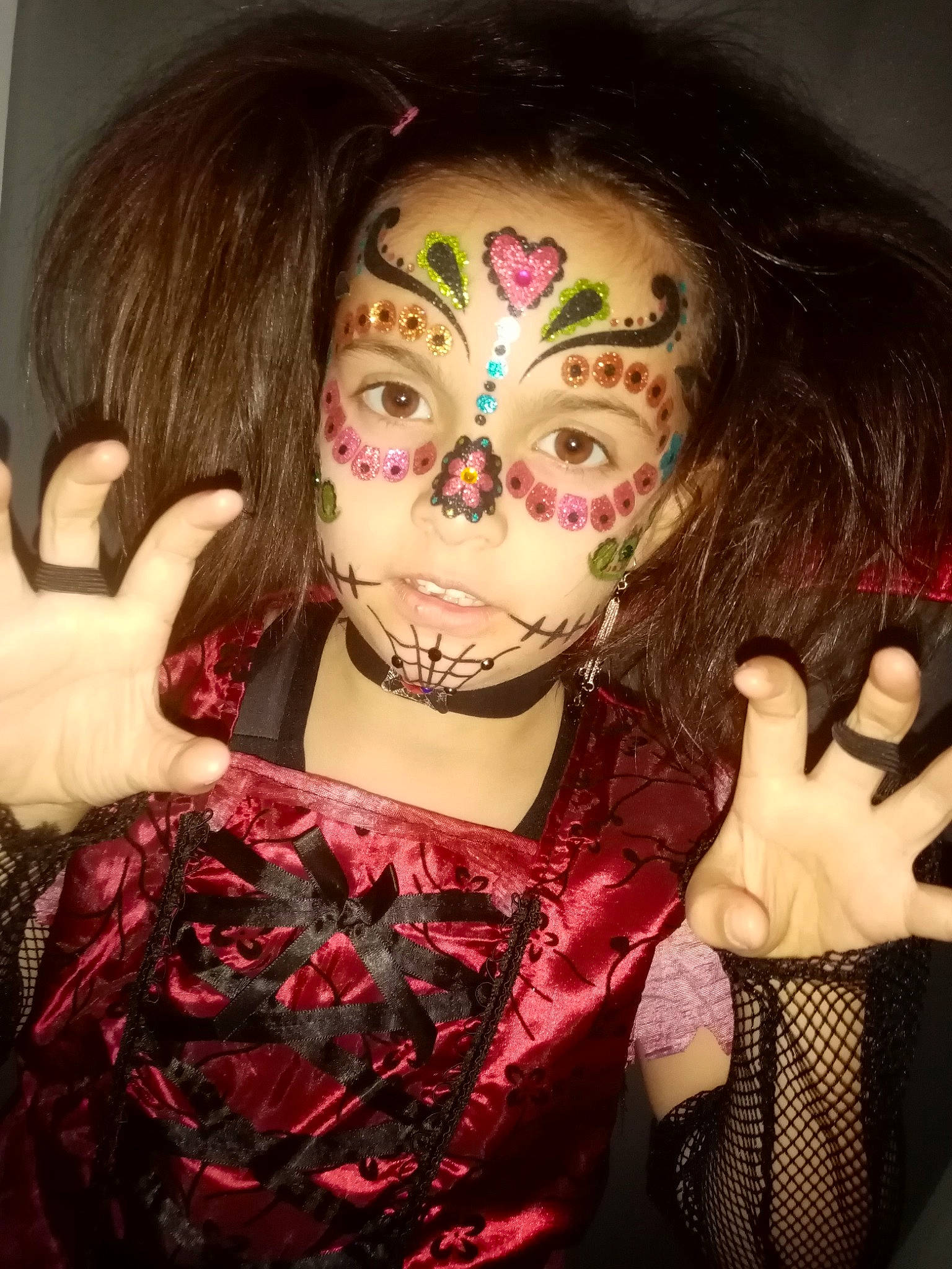 Zoé a rejoint le concours — aidez-le/la à gagner de superbes lots ! art, costume, darkness, entertainment, event, eyelash, eyewear, fashion_accessory, fashion_design, flesh, fun, headgear, headpiece, jewellery, magenta, mask, necklace, performing_arts, person, pink