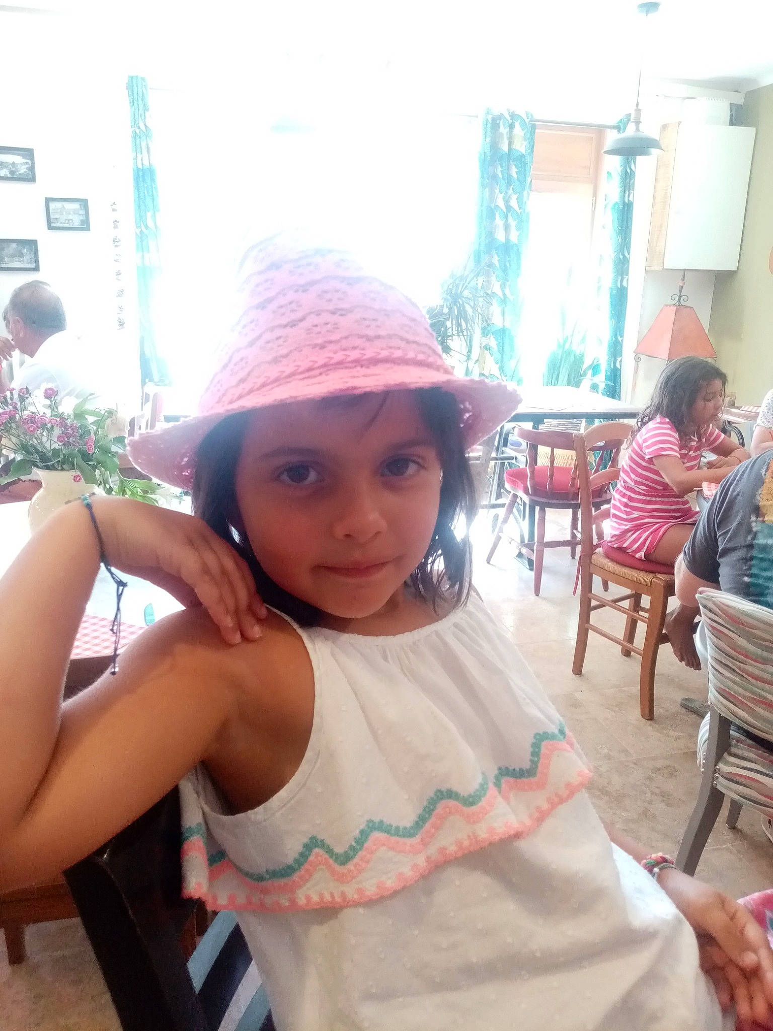 Zoé a rejoint le concours — aidez-le/la à gagner de superbes lots ! cap, chair, child, curtain, event, fashion_accessory, fun, hairstyle, happy, hat, headwear, leisure, magenta, person, plant, room, sitting, summer, sun_hat, table