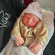 Myliow a rejoint le concours — aidez-le/la à gagner de superbes lots ! baby, blanket, child, closeup, clothing, cozy, cute, face, hands, hat, indoor, infant, newborn, person, portrait, resting, sleeping, soft, toddler, warm