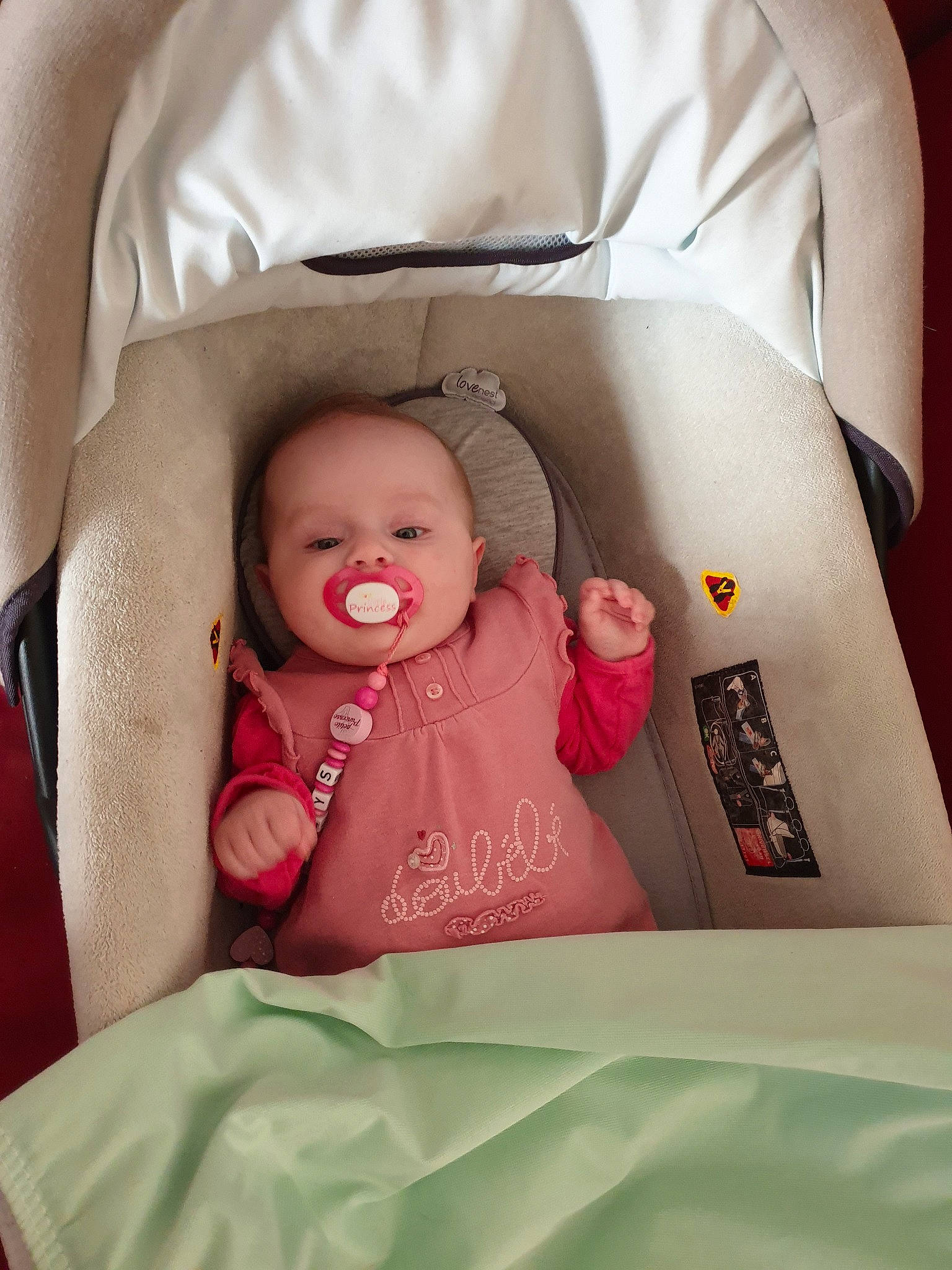 Maellys a rejoint le concours — aidez-le/la à gagner de superbes lots ! baby_products, bed, bedtime, cheek, child, ear, eye, girl, infant, joy, nose, organ, person, pink, product, skin, smile, textile, toddler