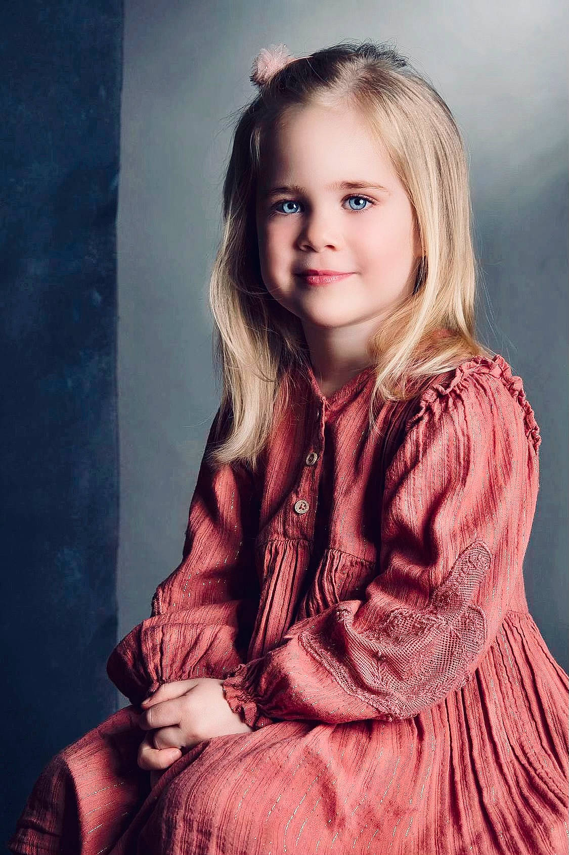 Luiza participe au concours pour gagner de l'argent avec cette photo : blond, brown_hair, cheek, child, chin, eye, face, flash_photography, hair, happy, head, iris, joy, lip, long_hair, person, skin, sleeve, smile, tints_and_shades