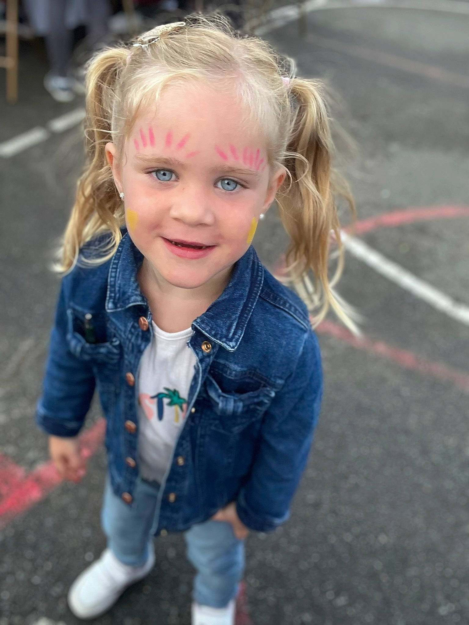 Luiza participe au concours pour gagner de l'argent avec cette photo : asphalt, blond, brown_hair, child, denim, electric_blue, eye, face, fun, grass, hair, hairstyle, happy, head, iris, joy, lip, long_hair, person, recreation
