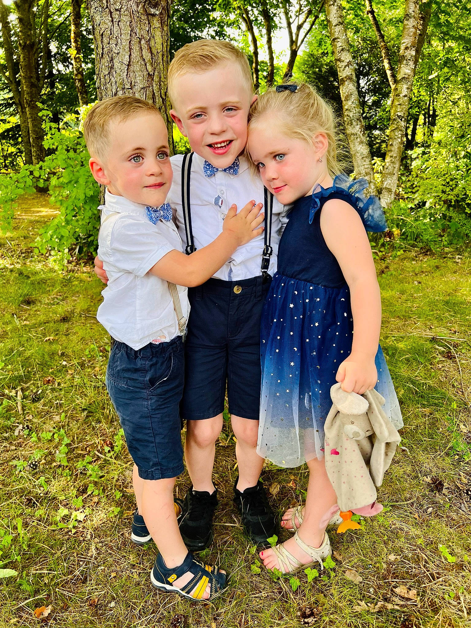 Luiza participe au concours pour gagner de l'argent avec cette photo : baby_toddler_clothing, child, electric_blue, face, forest, fun, gesture, grass, happy, joy, leaf, leisure, natural_landscape, people_in_nature, person, plant, smile, summer, t_shirt, toddler
