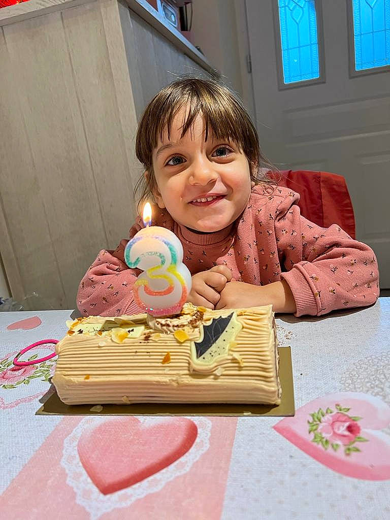 Alyssa-béate participe au concours pour gagner de l'argent avec cette photo : baked_goods, birthday, birthday_cake, birthday_candle, birthday_party, buttercream, cake, cake_decorating, cake_decorating_supply, candle, food, fun, joy, person, pink, plate, smile, sugar_cake, sugar_paste, table