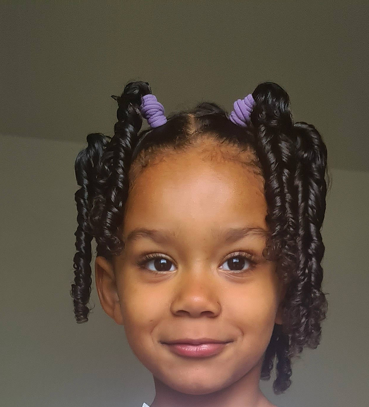 Kayla a rejoint le concours — aidez-le/la à gagner de superbes lots ! artificial_hair_integrations, audio_equipment, black_hair, braid, cheek, cornrows, dreadlocks, ear, earrings, electric_blue, eyelash, fashion_accessory, flash_photography, forehead, hair, hair_accessory, hair_tie, headpiece, jewellery, joy