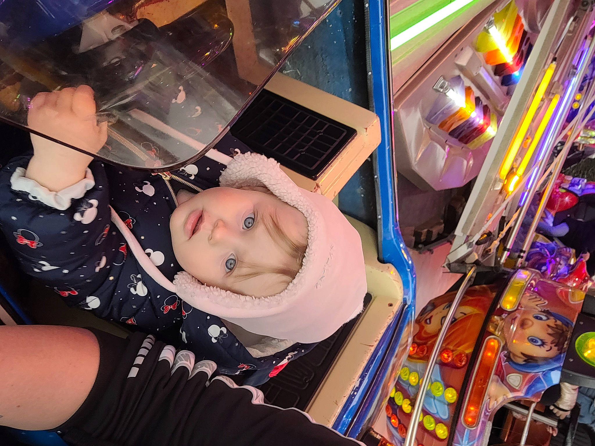 Maelys a rejoint le concours — aidez-le/la à gagner de superbes lots ! arcade_game, audio_equipment, baby, child, entertainment, event, eyewear, fun, hat, headwear, laptop, leisure, machine, party, person, product, recreation, slot_machine, smile, t_shirt