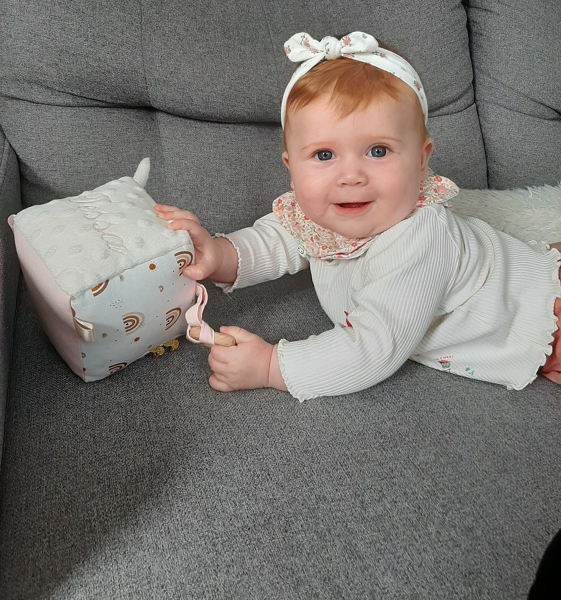 Tessa a rejoint le concours — aidez-le/la à gagner de superbes lots ! baby, baby_toddler_clothing, child, comfort, face, fashion_accessory, flooring, hairstyle, happy, head, human_body, joy, lap, linens, pattern, person, sitting, skin, sleeve, smile