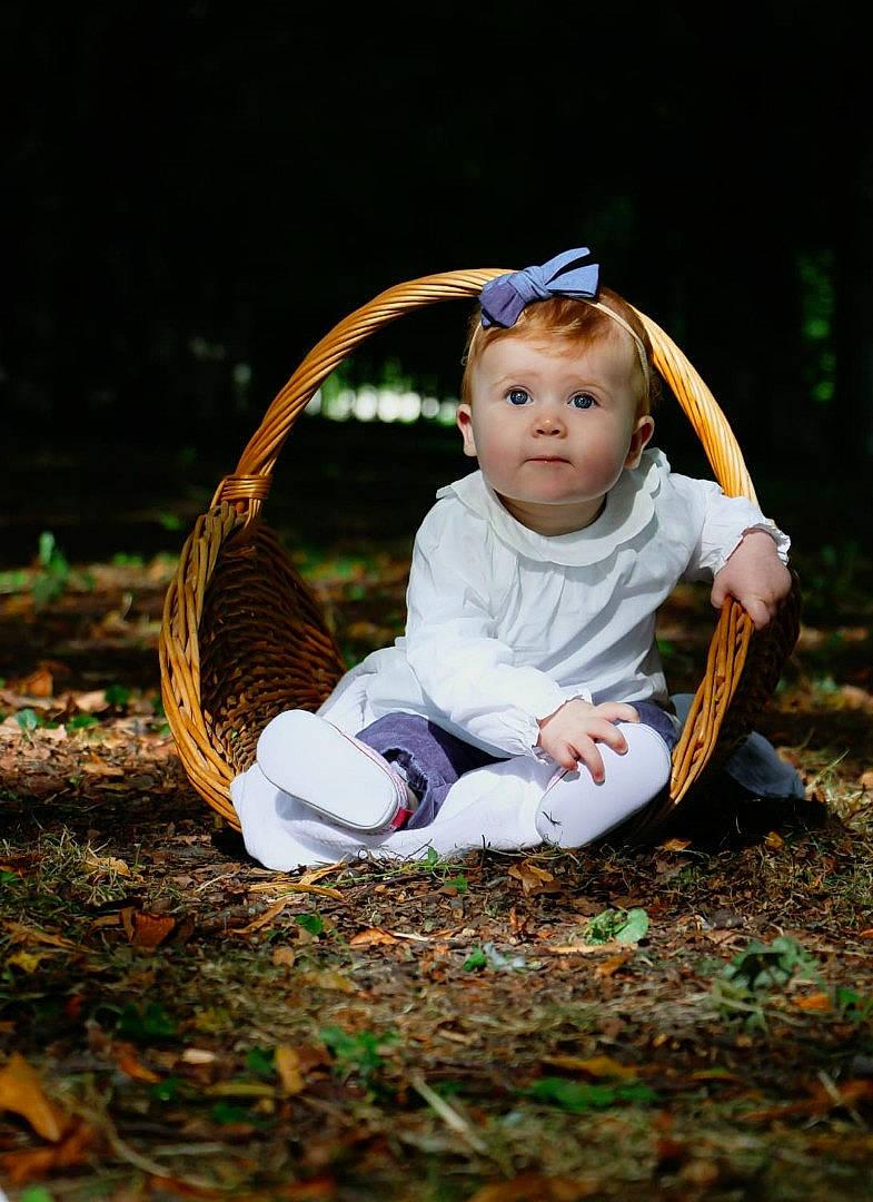 Tessa participe au concours pour gagner de l'argent avec cette photo : baby, baby_toddler_clothing, basket, child, darkness, face, flash_photography, fun, grass, happy, lawn, leisure, people_in_nature, person, plant, recreation, sitting, stock_photography, toddler, tree