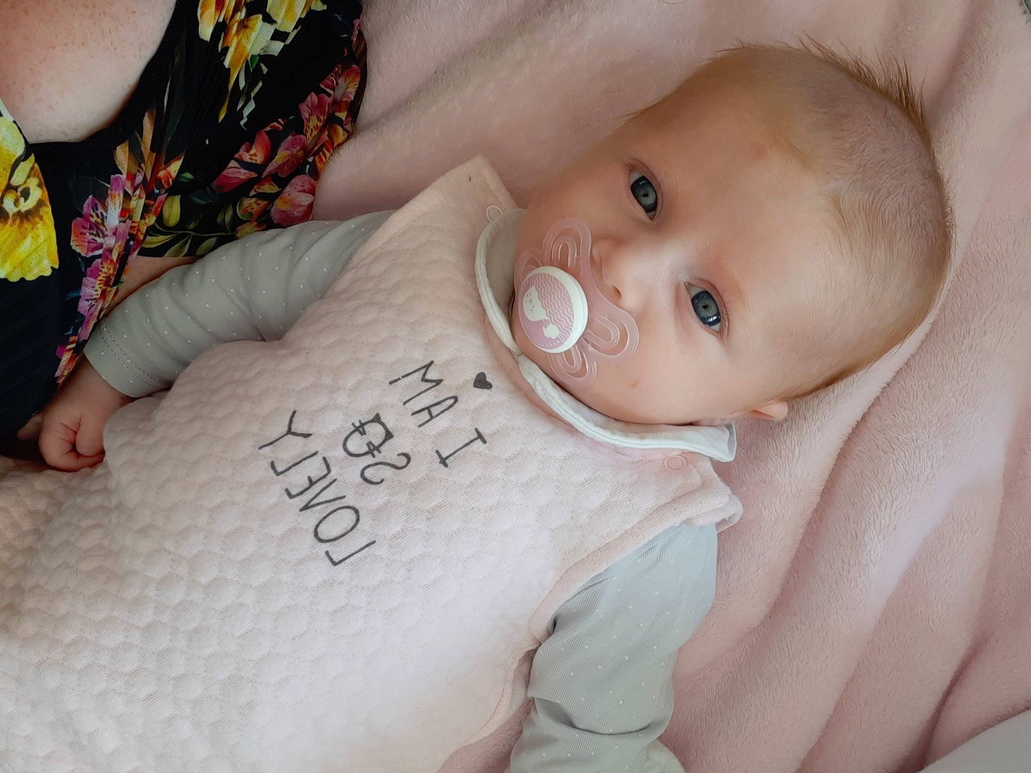 Tessa participe au concours pour gagner de l'argent avec cette photo : baby, baby_toddler_clothing, cheek, comfort, eyelash, facial_expression, finger, hand, human, human_body, joint, lip, mouth, neck, nose, person, product, skin, sleeve, textile