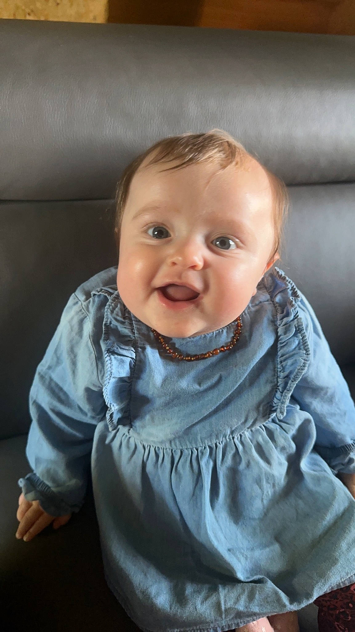 Selena a rejoint le concours — aidez-le/la à gagner de superbes lots ! baby, baby_toddler_clothing, cheek, collar, comfort, eye, eyebrow, flash_photography, happy, human_body, iris, lip, mouth, neck, nose, outerwear, person, skin, sleeve, smile