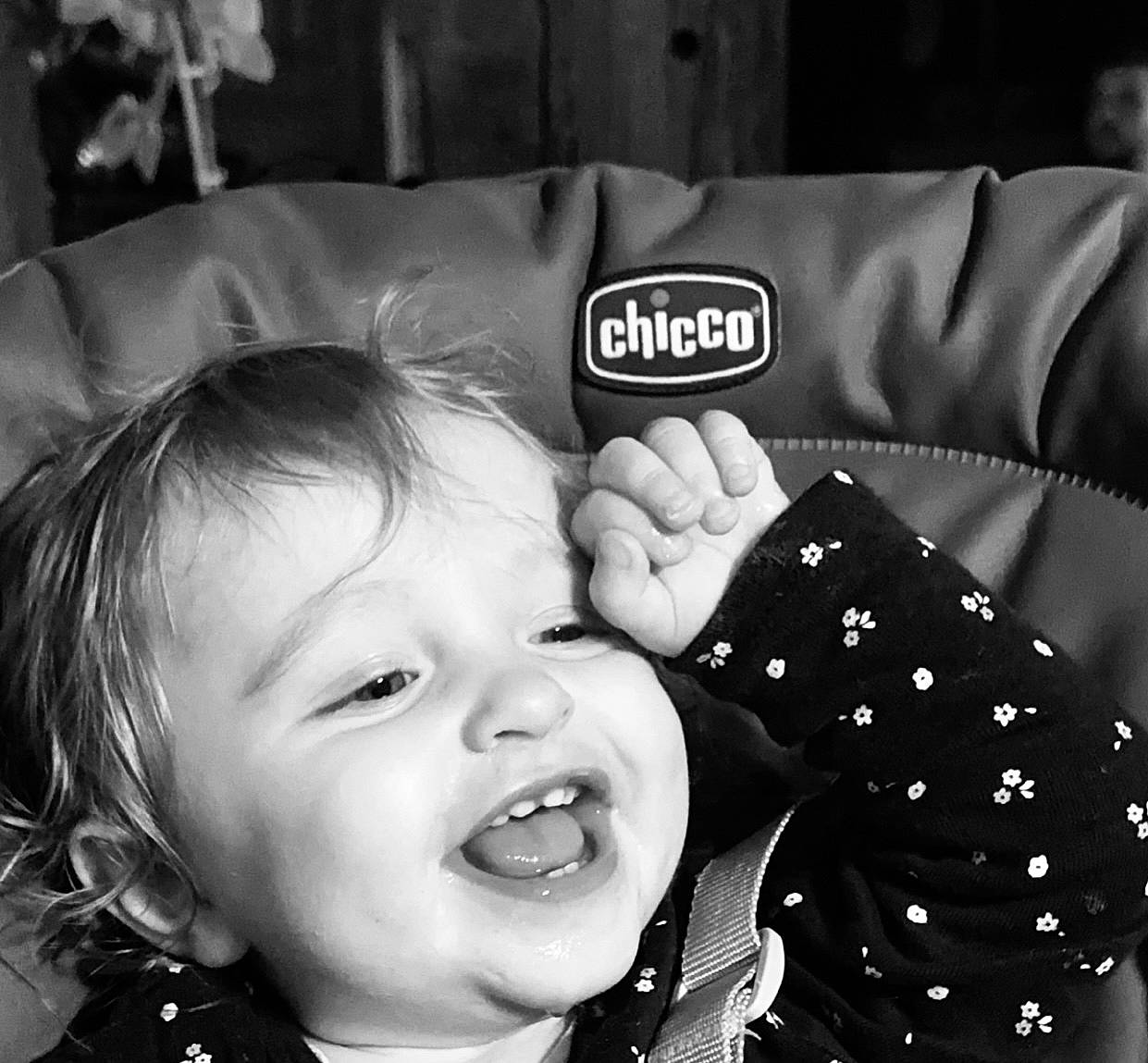 Selena participe au concours pour gagner de l'argent avec cette photo : baby, black, black_and_white, cheek, child, comfort, cool, ear, eyelash, facial_expression, gesture, hairstyle, happy, human, monochrome, person, photograph, sleeve, style, toddler