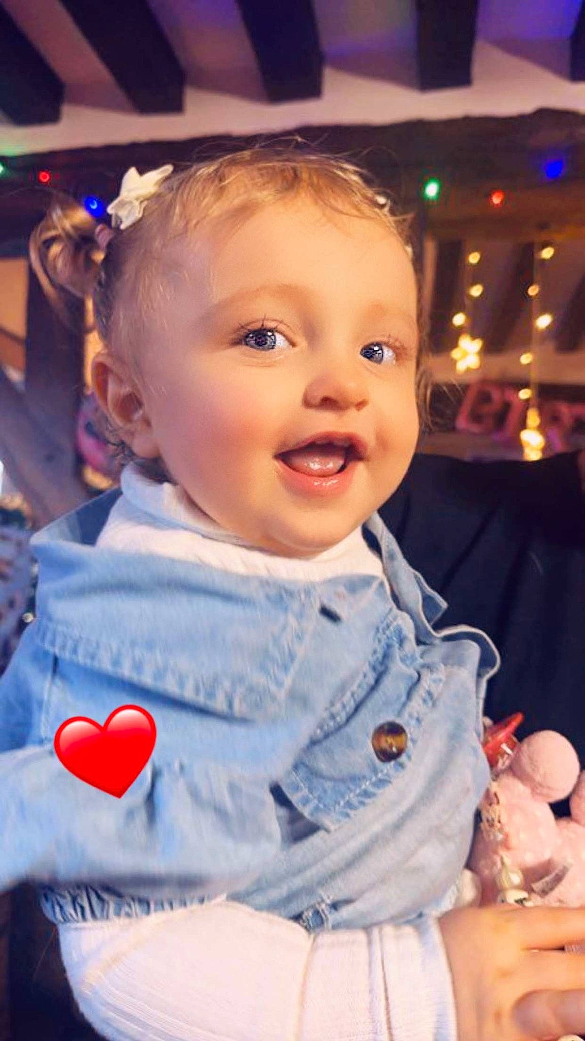 Selena participe au concours pour gagner de l'argent avec cette photo : baby_toddler_clothing, cheek, child, facial_expression, fun, hairstyle, happy, human, human_body, iris, lip, mouth, nose, organ, people, person, skin, smile, standing, toddler
