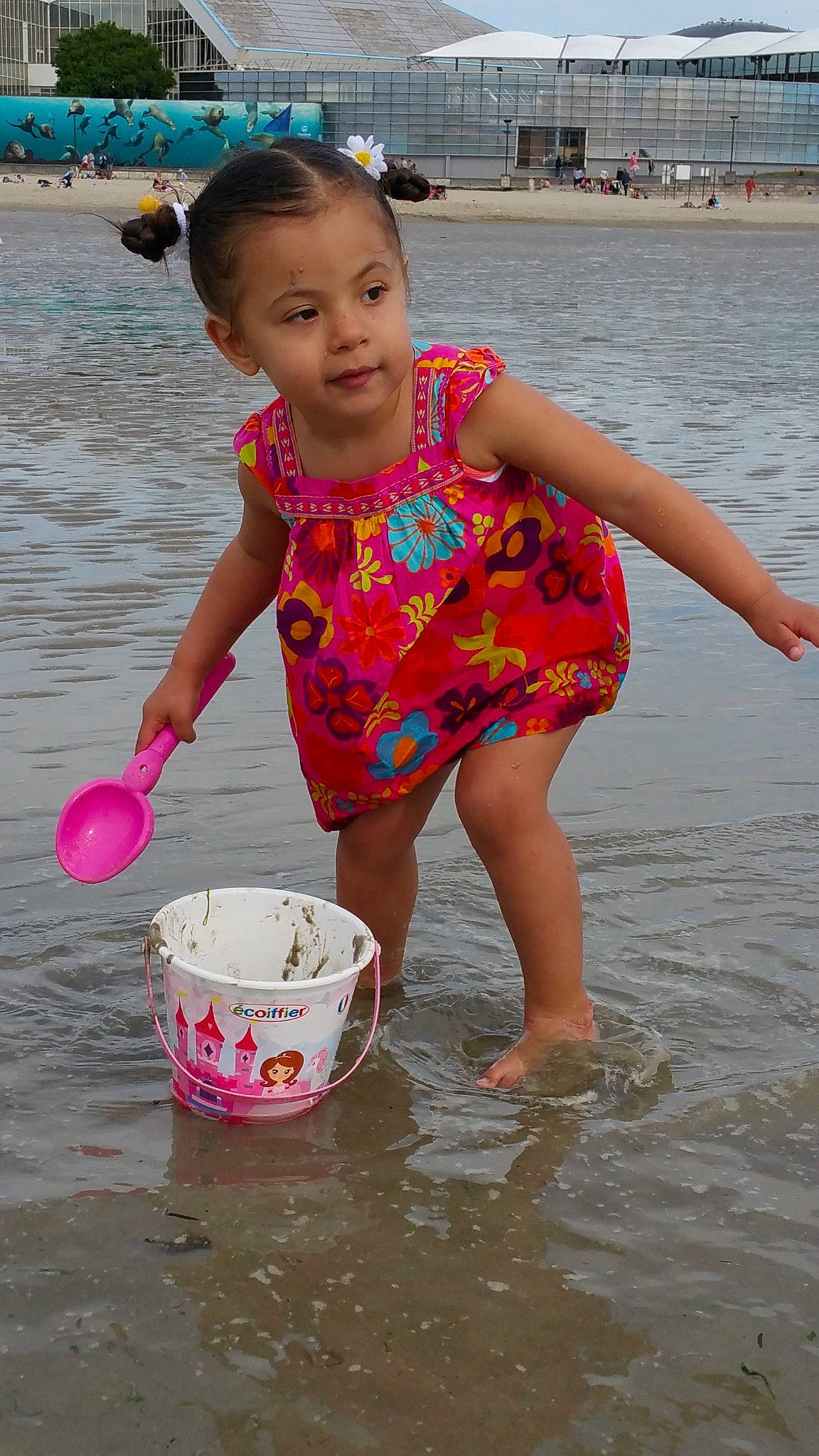 Olivia participe au concours pour gagner de l'argent avec cette photo : bucket, child, fun, person, play, sand, summer, vacation, water