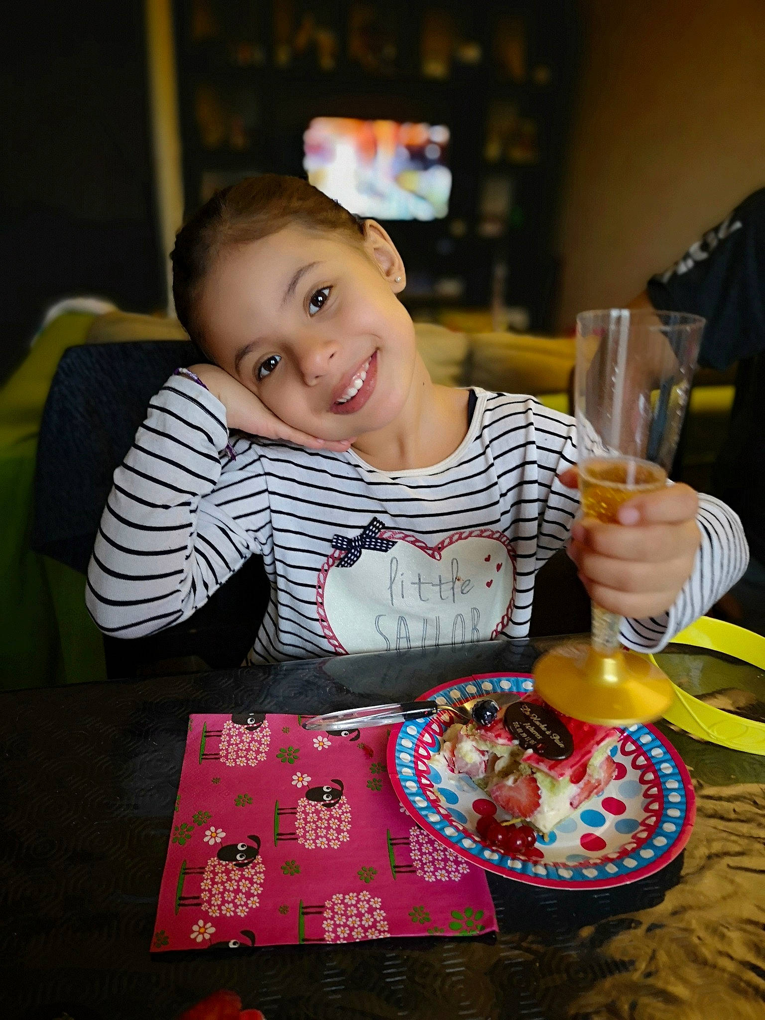 Olivia participe au concours pour gagner de l'argent avec cette photo : baby, child, fun, joy, party, person, smile, toddler