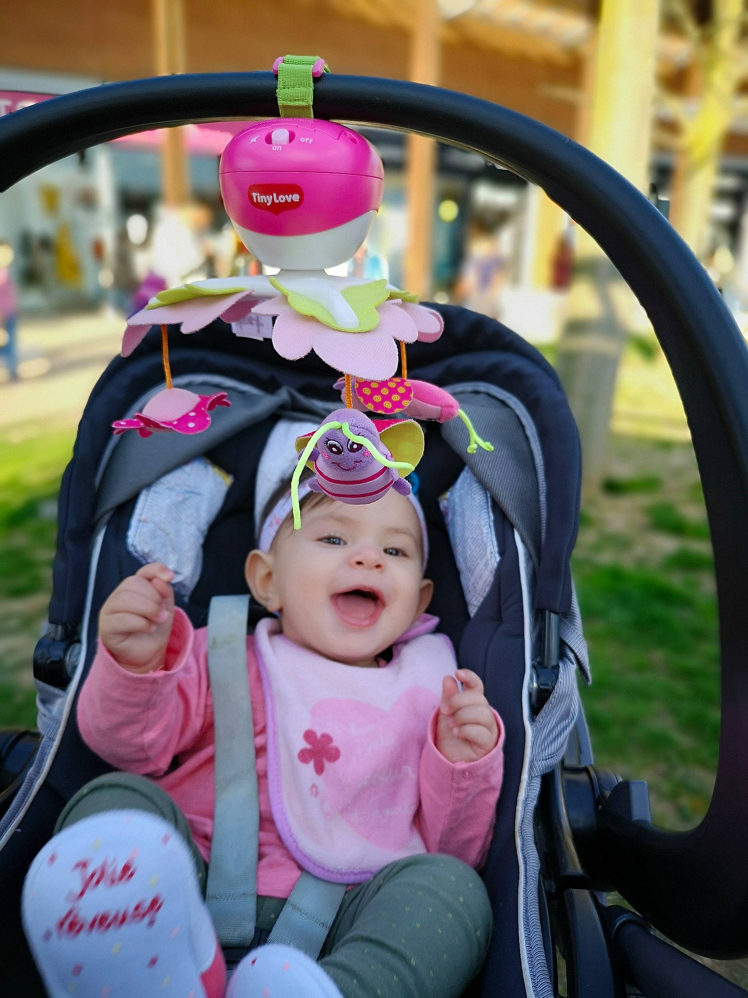 Orlane participe au concours pour gagner de l'argent avec cette photo : baby, baby_carriage, baby_products, car_seat, child, fun, happy, headgear, person, pink, plant, product, skin, smile, toddler, vehicle