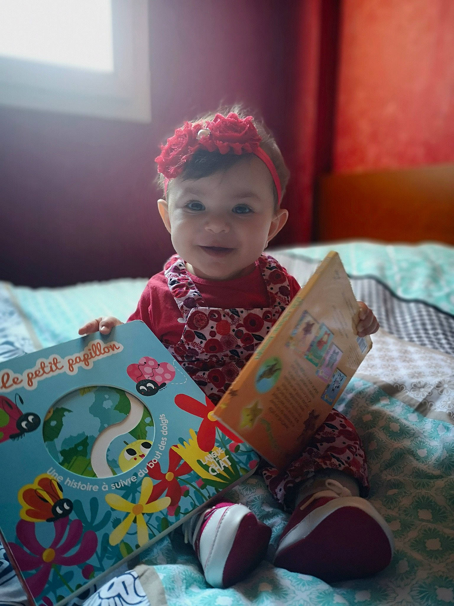 Orlane participe au concours pour gagner de l'argent avec cette photo : adaptation, baby, child, person, play, reading, room, sitting, textile, toddler, vacation