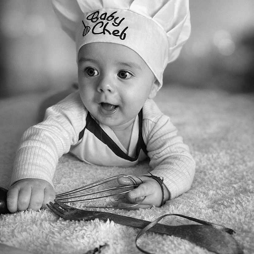 Ugo participe au concours pour gagner de l'argent avec cette photo : baby, chef_hat, whisk, banana, kitchen_utensils, black_and_white, portrait, infant, cute, curious, soft_texture, laying_down, cooking_theme, headwear, child, monochrome, expression, indoors, small_person, baby_chef