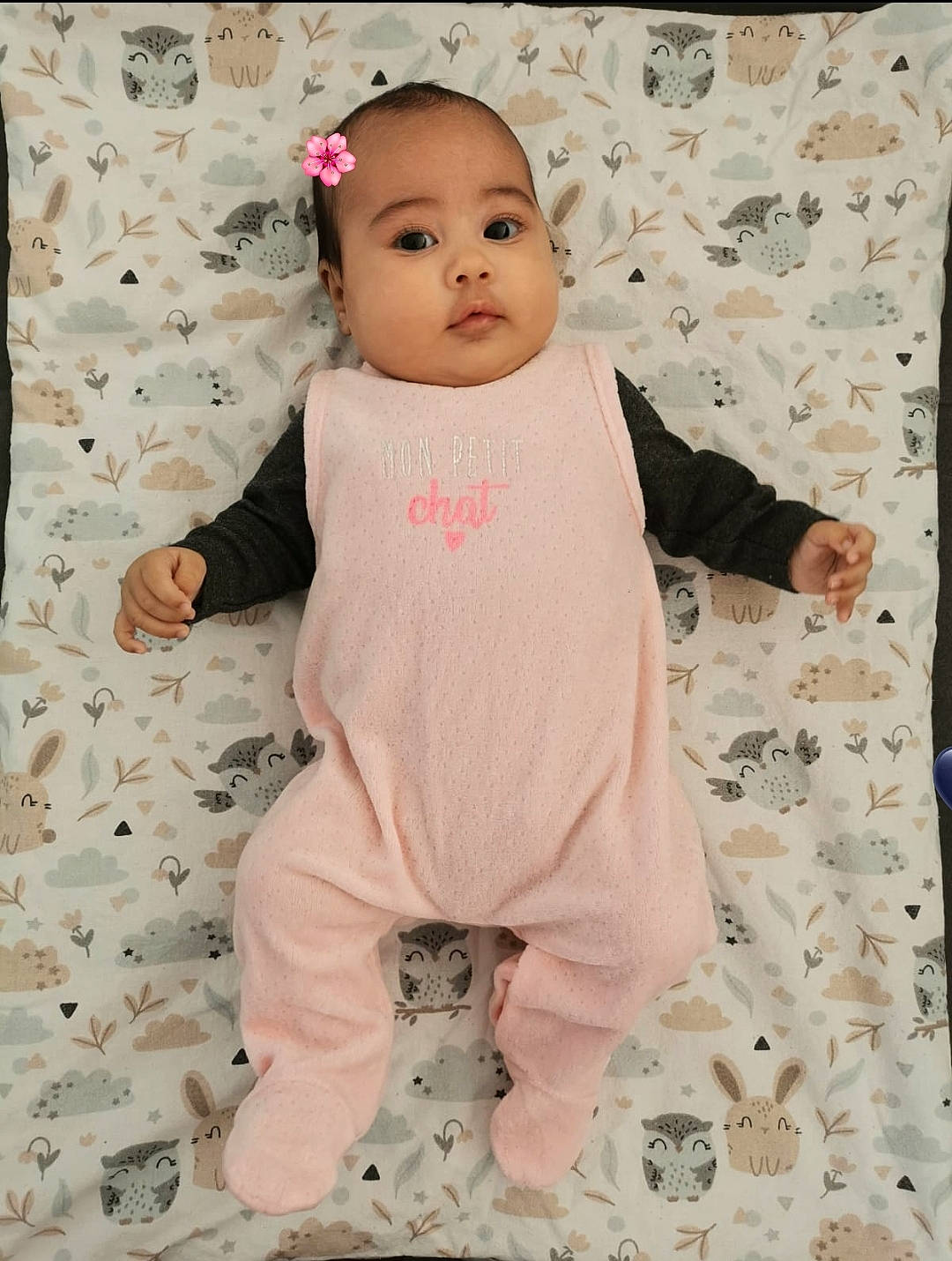 Tia participe au concours pour gagner de l'argent avec cette photo : arm, baby, baby_toddler_clothing, cheek, child, face, flooring, happy, head, linens, mammal, neck, pattern, person, pink, skin, sleeve, t_shirt, textile, toddler