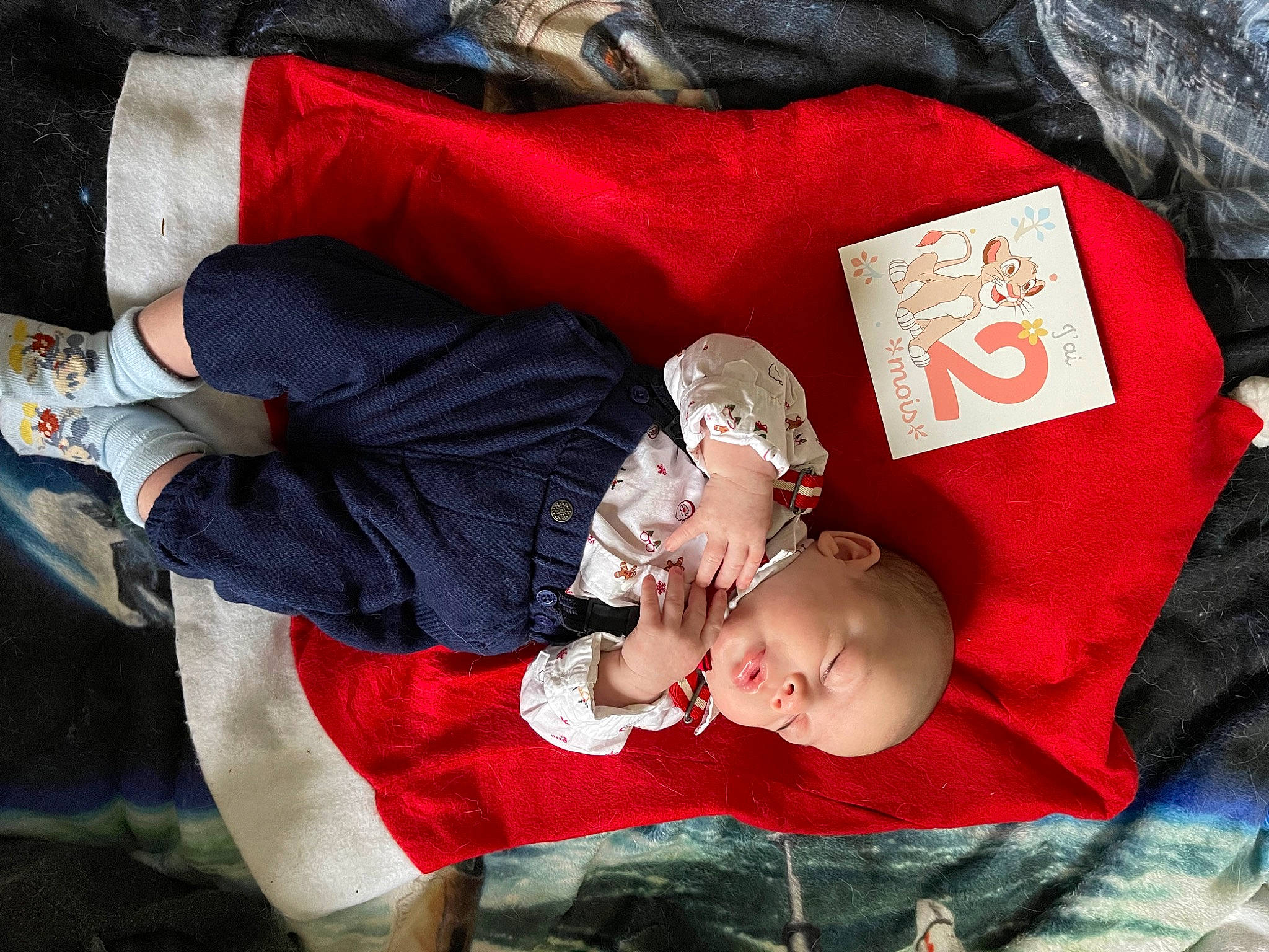 Simeo a rejoint le concours — aidez-le/la à gagner de superbes lots ! baby, baby_products, baby_toddler_clothing, carmine, child, comfort, event, fictional_character, fun, happy, lap, linens, person, red, sitting, sleeve, smile, thigh, toddler