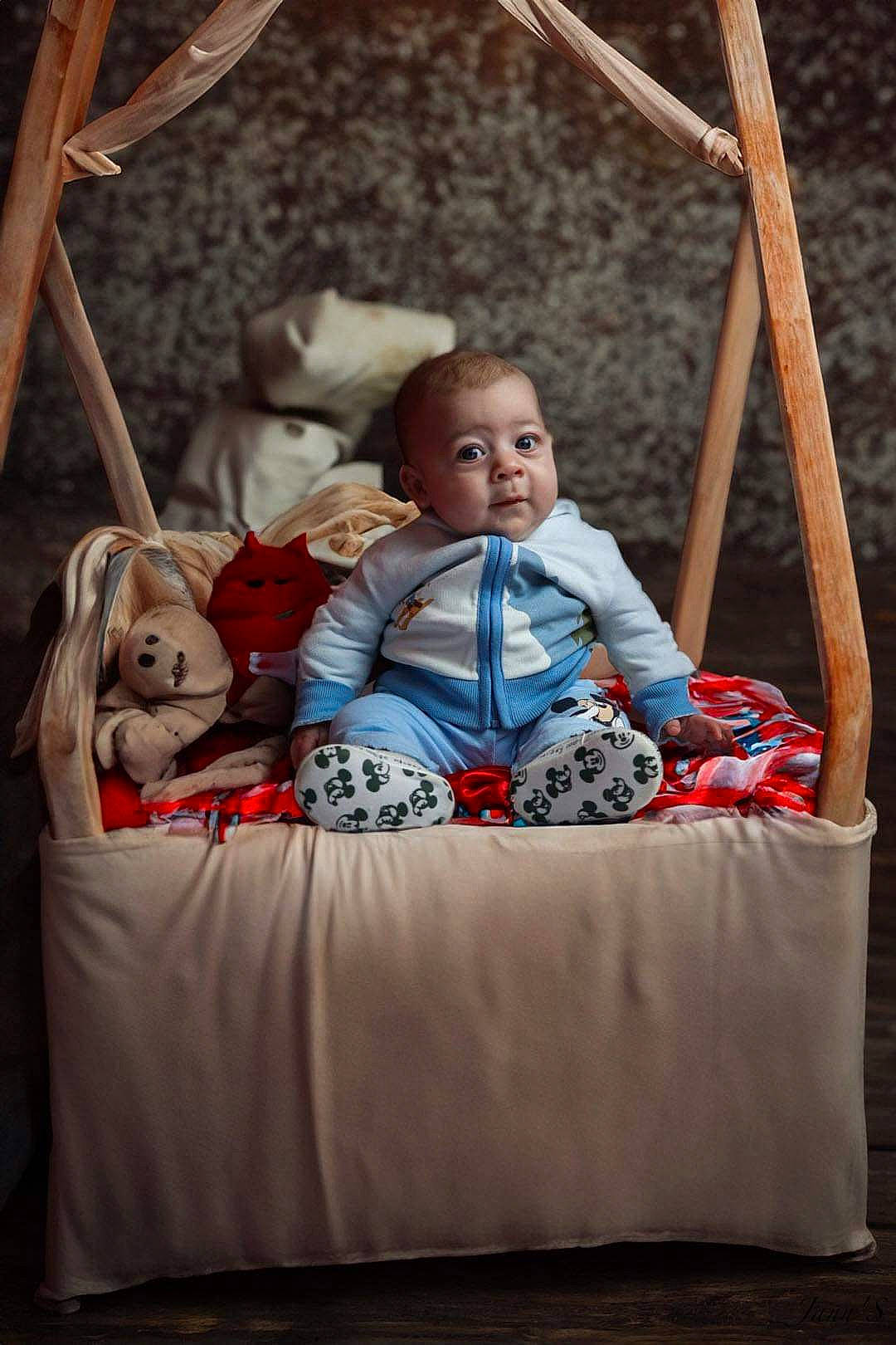 Simeo a rejoint le concours — aidez-le/la à gagner de superbes lots ! baby, baby_carriage, baby_products, baby_toddler_clothing, bag, chair, child, comfort, couch, event, flash_photography, fun, grass, happy, leisure, person, recreation, room, sitting, toddler