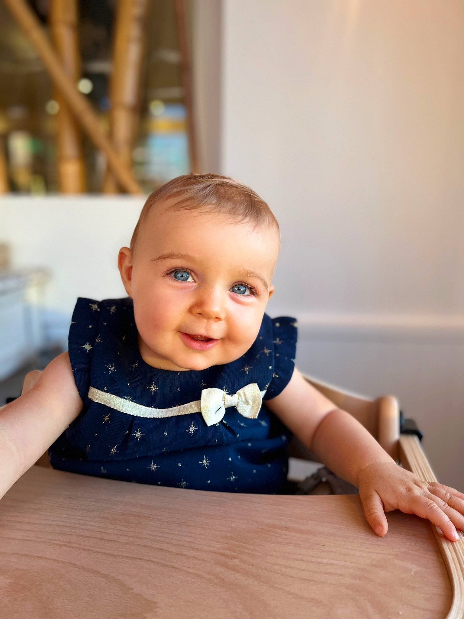 Cataléya participe au concours pour gagner de l'argent avec cette photo : baby, baby_toddler_clothing, cheek, child, collar, flash_photography, floor, flooring, happy, hardwood, iris, pattern, person, sitting, skin, sleeve, smile, t_shirt, toddler, wood