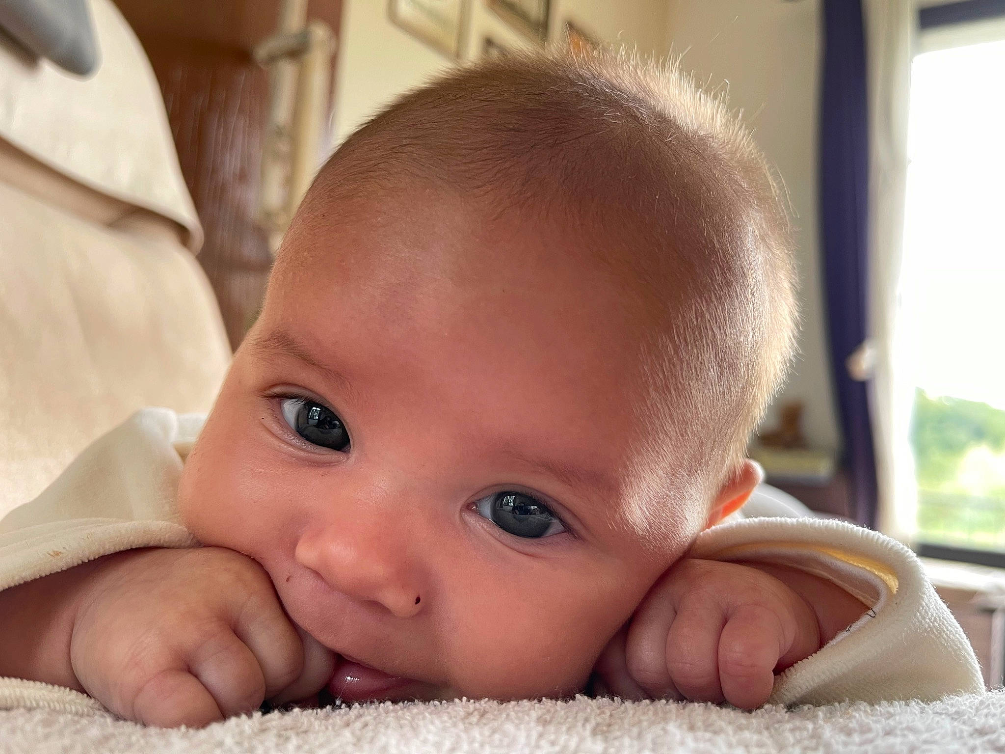 Augustine a rejoint le concours — aidez-le/la à gagner de superbes lots ! arm, baby, cheek, comfort, ear, eye, eyebrow, eyelash, facial_expression, finger, gesture, happy, head, iris, lip, mouth, nose, person, skin, smile