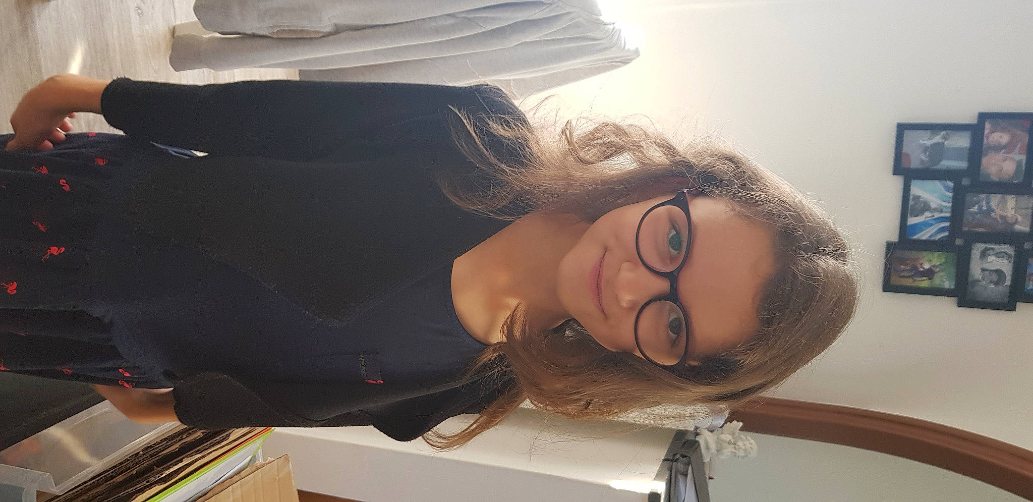 Leane participe au concours pour gagner de l'argent avec cette photo : black_hair, box, curtained_hair, eyebrow, eyelash, eyewear, forehead, glasses, hairstyle, jaw, joy, layered_hair, lip, long_hair, mouth, office_supplies, person, portrait_photography, selfie, vision_care